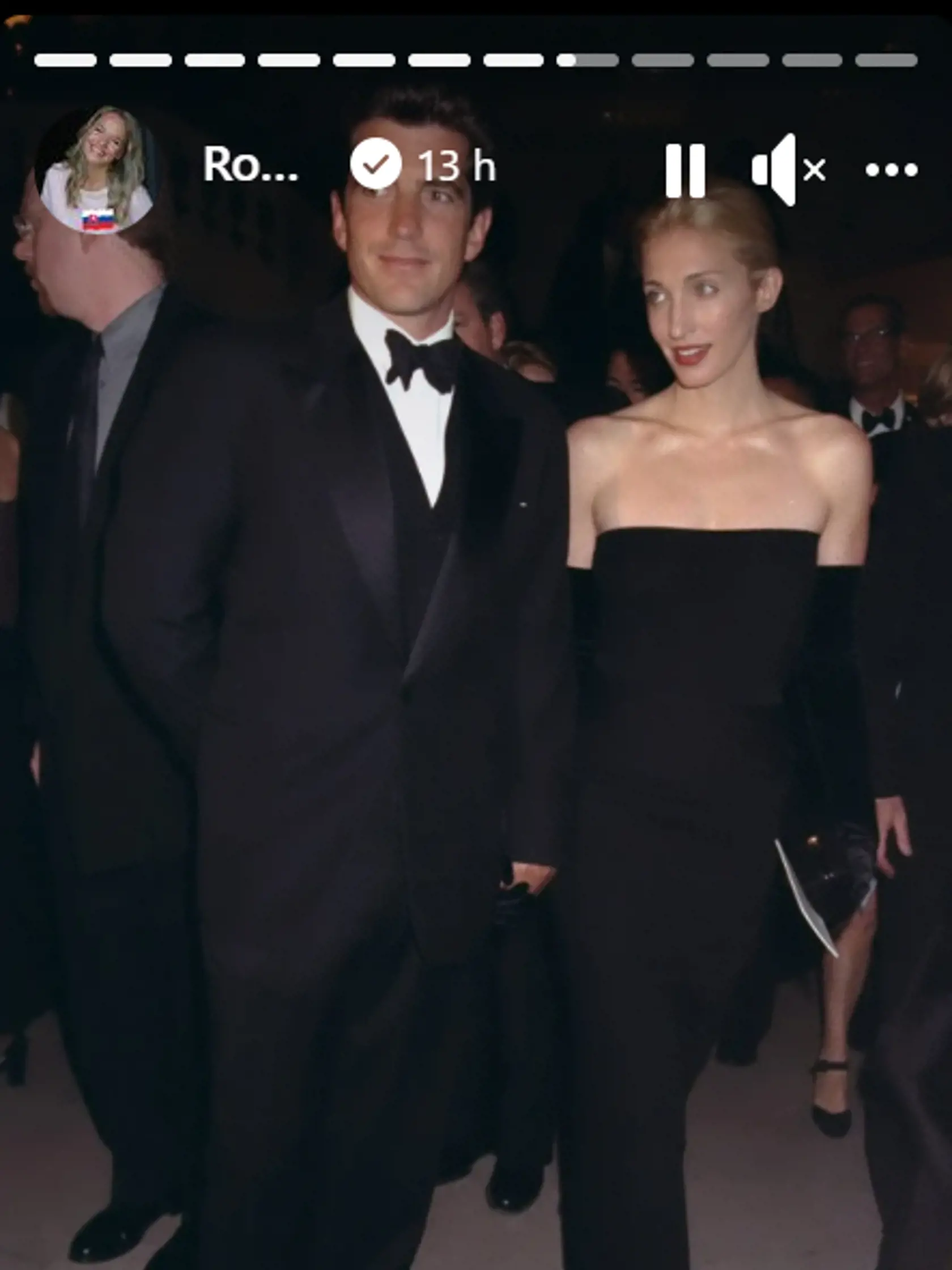 Tabák zverejnila aj fotku Carolyn Bessette, kde má oblečené rovnaké čierne šaty s rukavicami. Poslankyňa sa dokonca aj v prípade účesu nechala inšpirovať svojím módnym vzorom a tiež si zvolila roztomilý drdol.