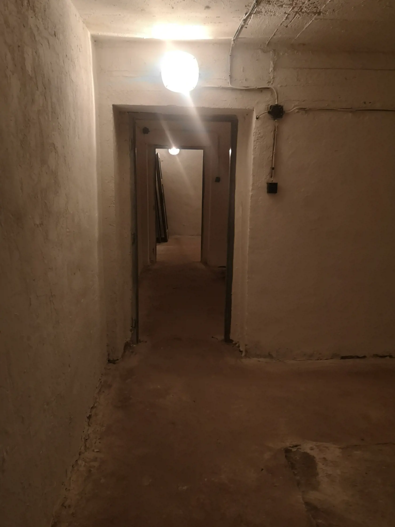 Odolný kryt civilnej ochrany v Košiciach: Priestor pripomína katakomby.