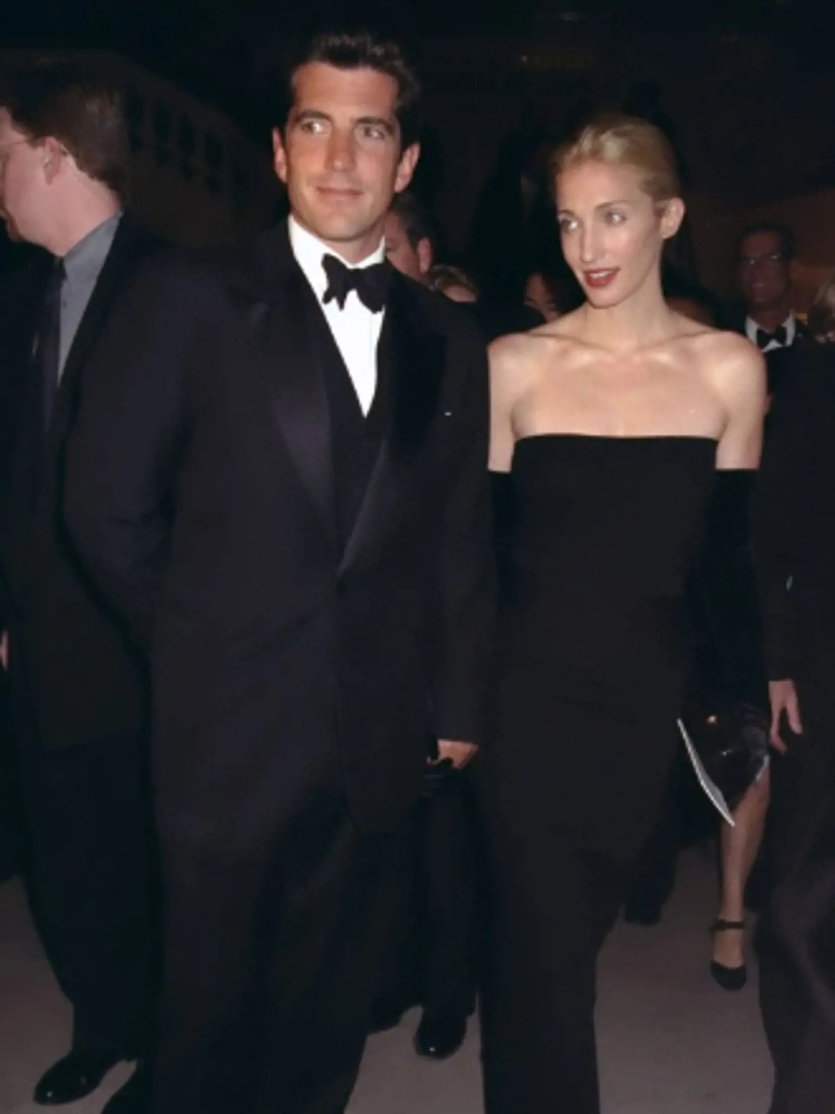 Tabák zverejnila aj fotku Carolyn Bessette, kde má oblečené rovnaké čierne šaty s rukavicami.
