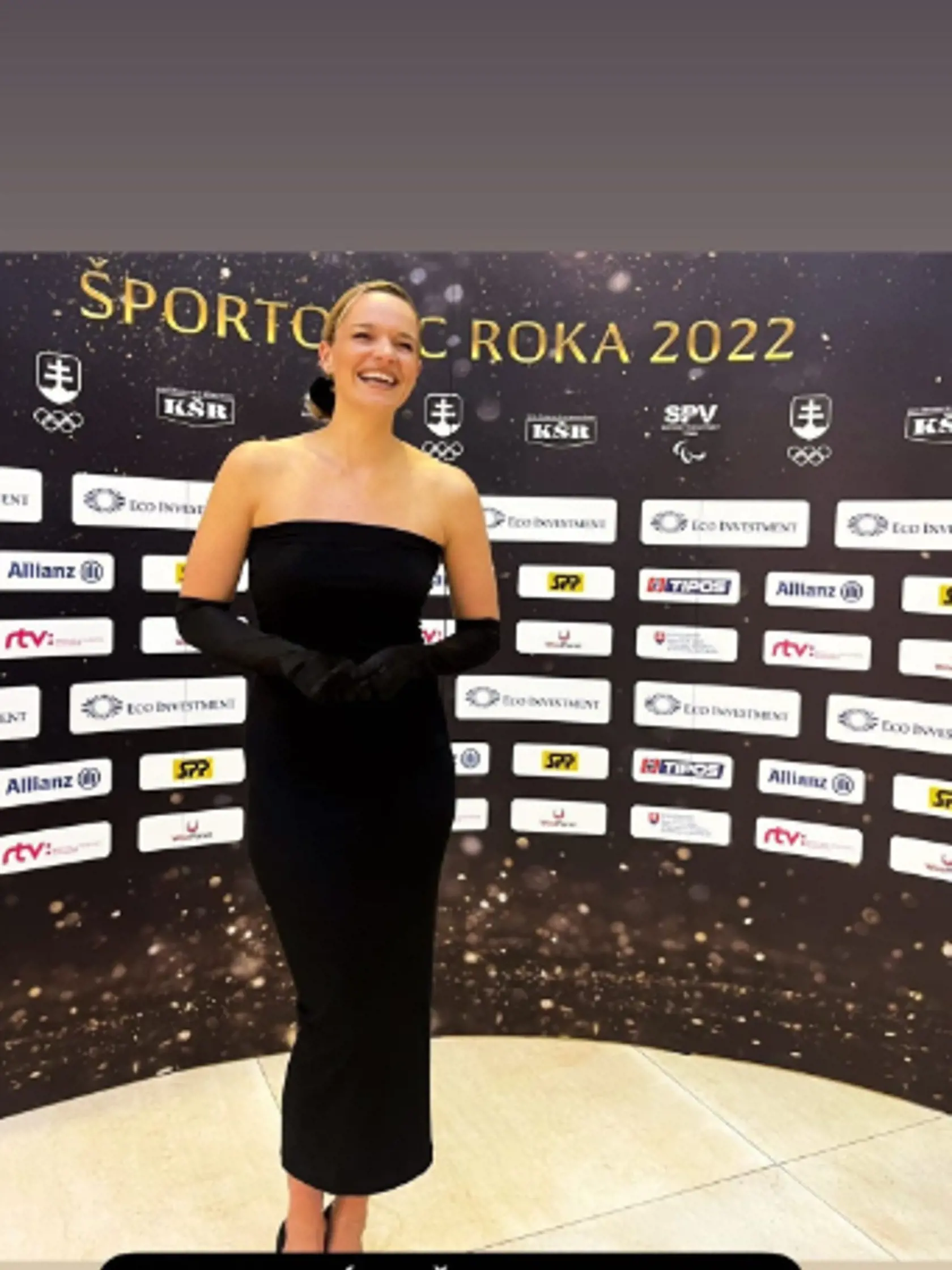 Zaujímalo nás, aká bola reakcia okolia na sexi šaty Romany Tabák a aké odozvy dostala. „Tieto šaty viete nosiť na viacero spôsobov. Cítila som sa v nich veľmi dobre. Ľuďom sa páčili, chválili mi ich aj v parlamente,“ prezradila nám Tabák. „Inšpirovala som sa opäť Carolyn Bessette Kennedy,“ zdôraznila poslankyňa.