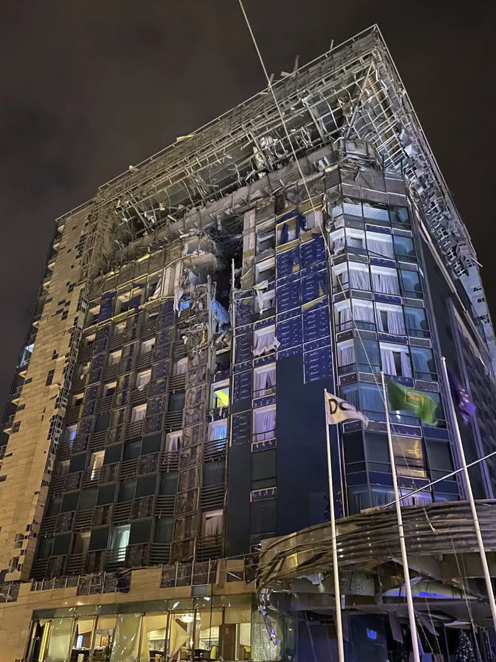 Na snímke, ktorú poskytla Charkovská regionálna správa, je vidieť poškodený hotel Charkiv Palace po ruskom raketovom útoku v Charkove na Ukrajine v nedeľu 31. decembra 2023.