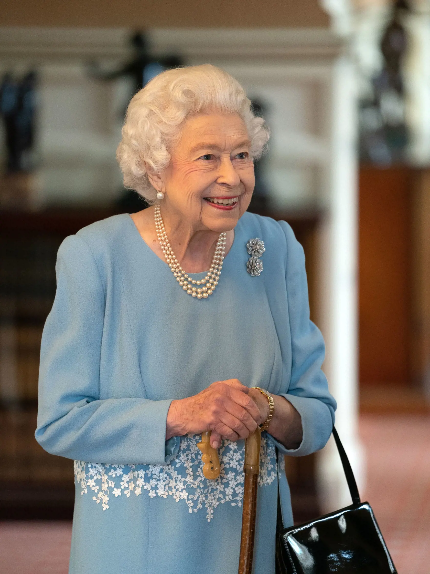 Alžbeta II. odštartovala oslavy 70. výročia jej nástupu na trón. Vo svojom vidieckom sídle Sandringham na východe Anglicka privítala členov miestnej komunity a takisto rozkrájala tortu s oficiálnym emblémom tohto významného jubilea, ktorú na jej počesť pripravili tamojší obyvatelia.