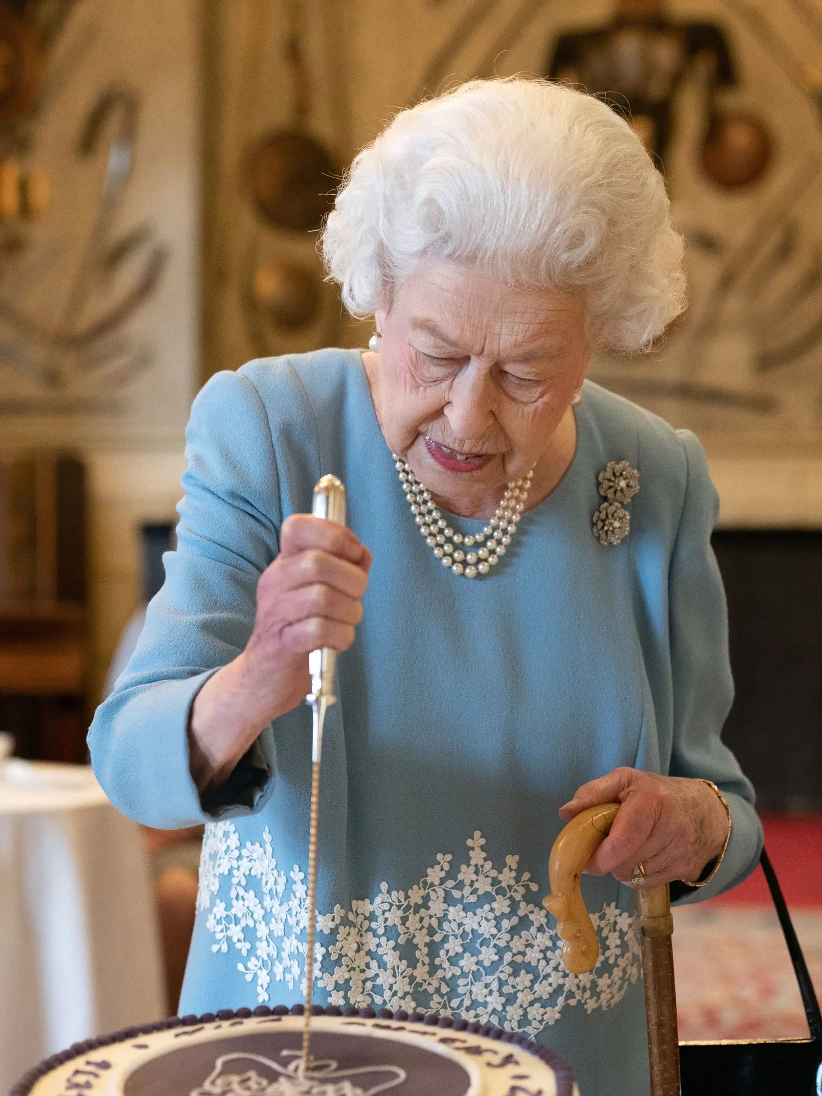 Alžbeta II. odštartovala oslavy 70. výročia jej nástupu na trón. Vo  svojom vidieckom sídle Sandringham na východe Anglicka privítala členov miestnej komunity a takisto rozkrájala tortu s oficiálnym emblémom tohto významného jubilea, ktorú na jej počesť pripravili tamojší obyvatelia.