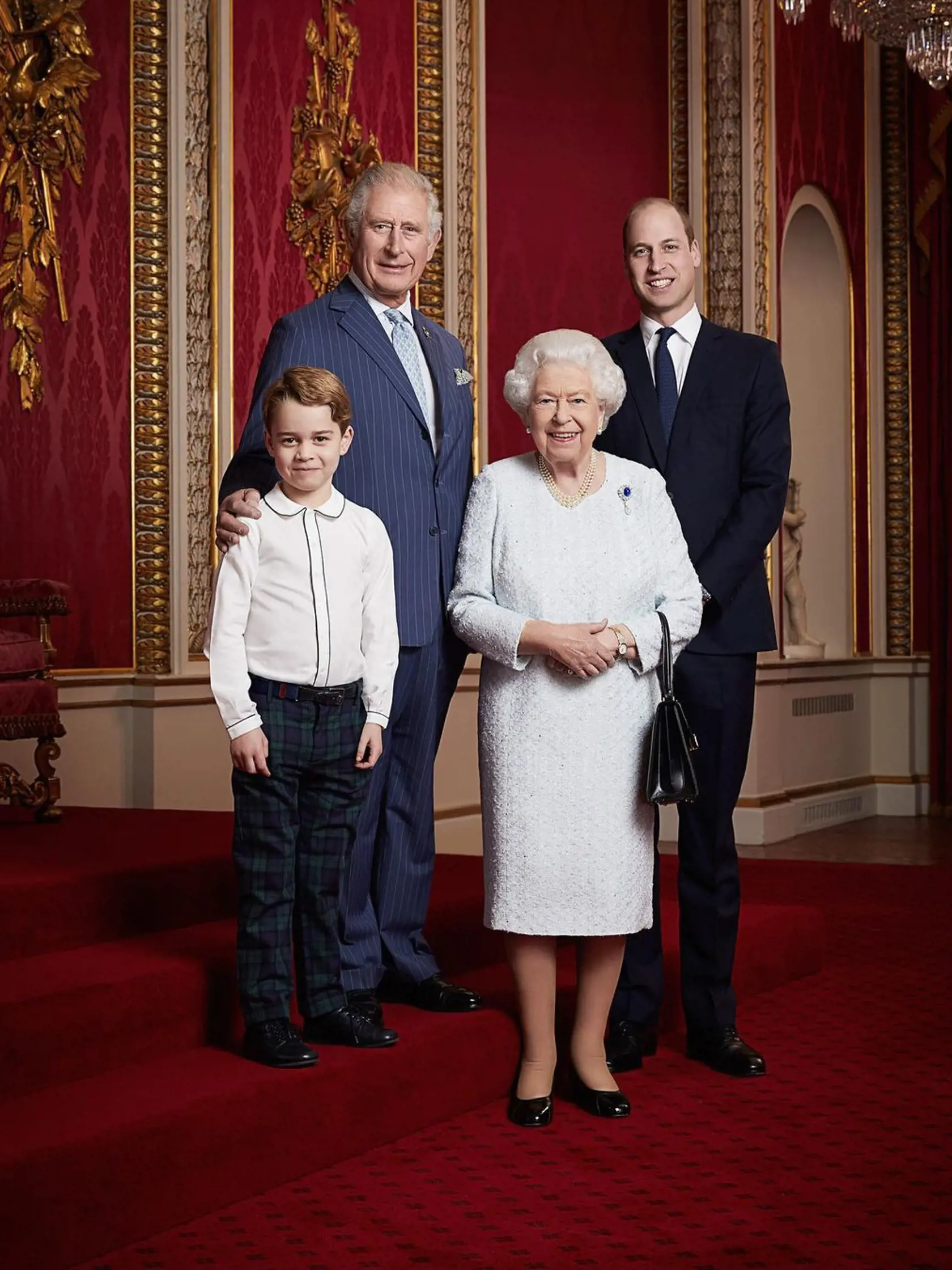Na snímke sú kľúčové osobnosti monarchie a budúci panovníci: princovia CHARLES, WILLIAM, GEORGE.