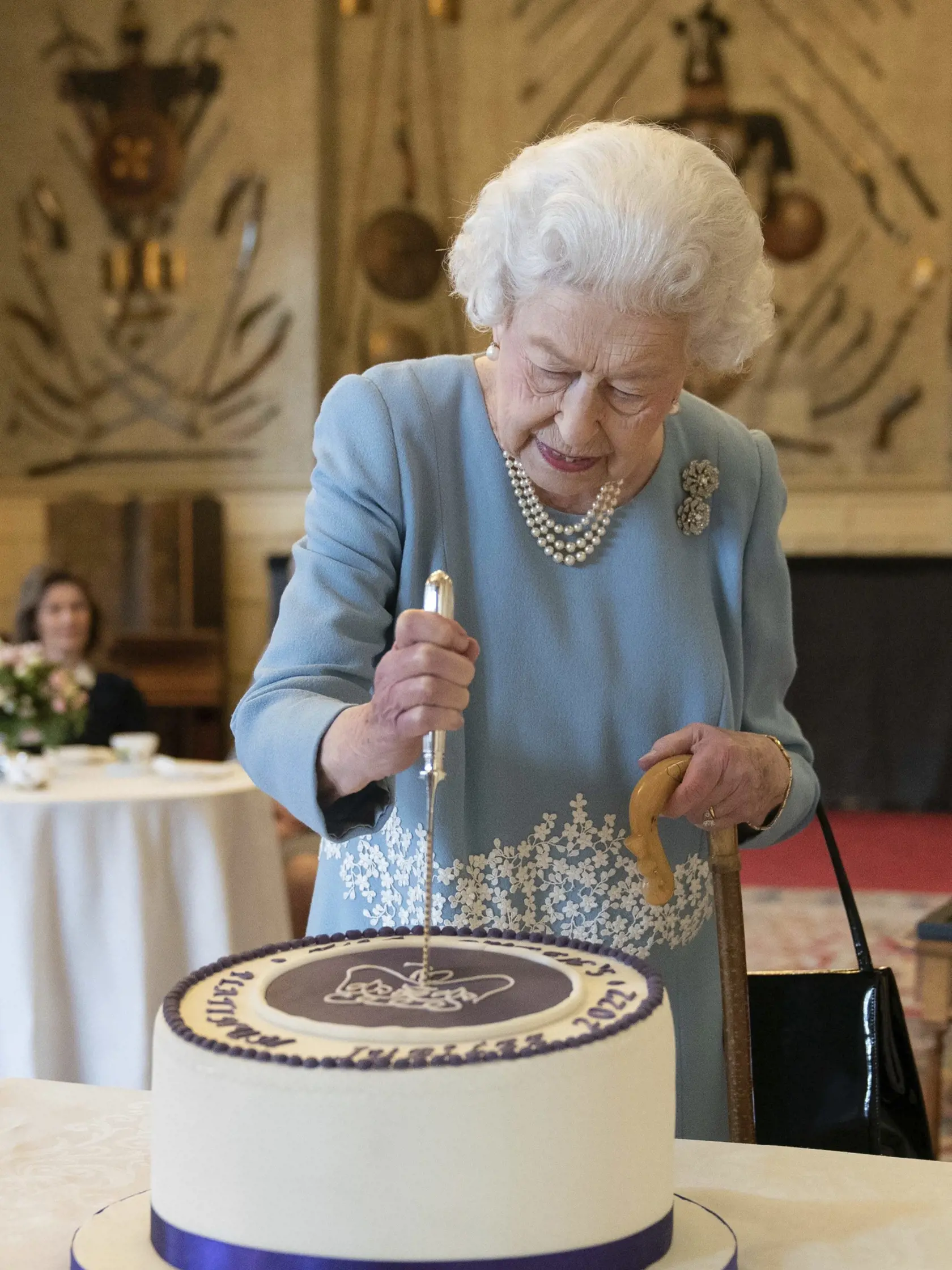 Alžbeta II. odštartovala v sobotu oslavy 70. výročia jej nástupu na trón. Vo  svojom vidieckom sídle Sandringham na východe Anglicka privítala členov miestnej komunity a takisto rozkrájala tortu s oficiálnym emblémom tohto významného jubilea, ktorú na jej počesť pripravili tamojší obyvatelia.