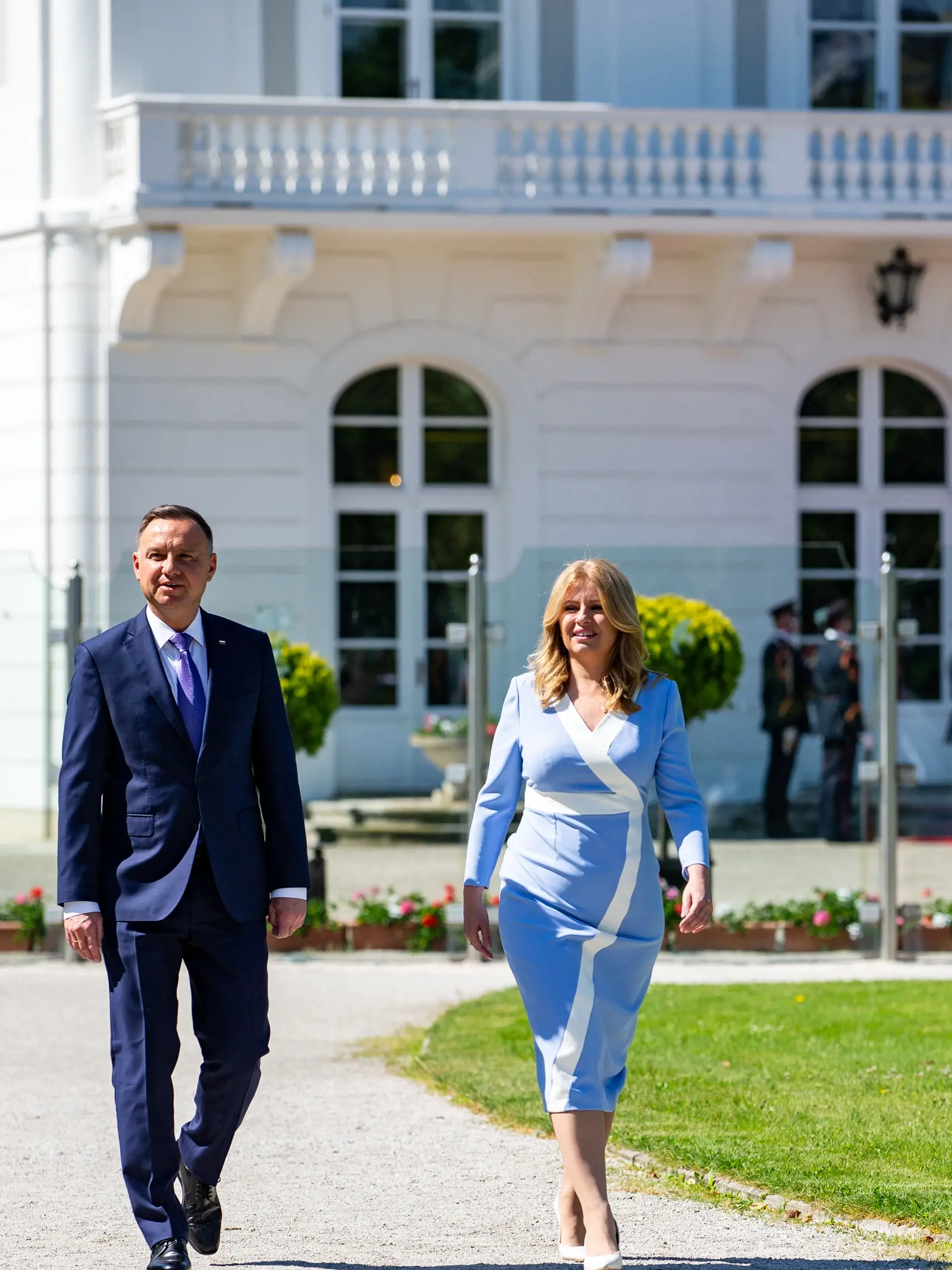 Stylistka Andrea Ziegler: "Svetlé farby všeobecne pridávajú na objeme, i keď táto "baby blue" jej pristane. Keby mali skôr áčkovú sukňu z padavejšieho materiálu v sukňovej časti a kratšej dĺžky tesne pod kolená, mohla by to byť zaujímavá a príjemná inšpirácia."