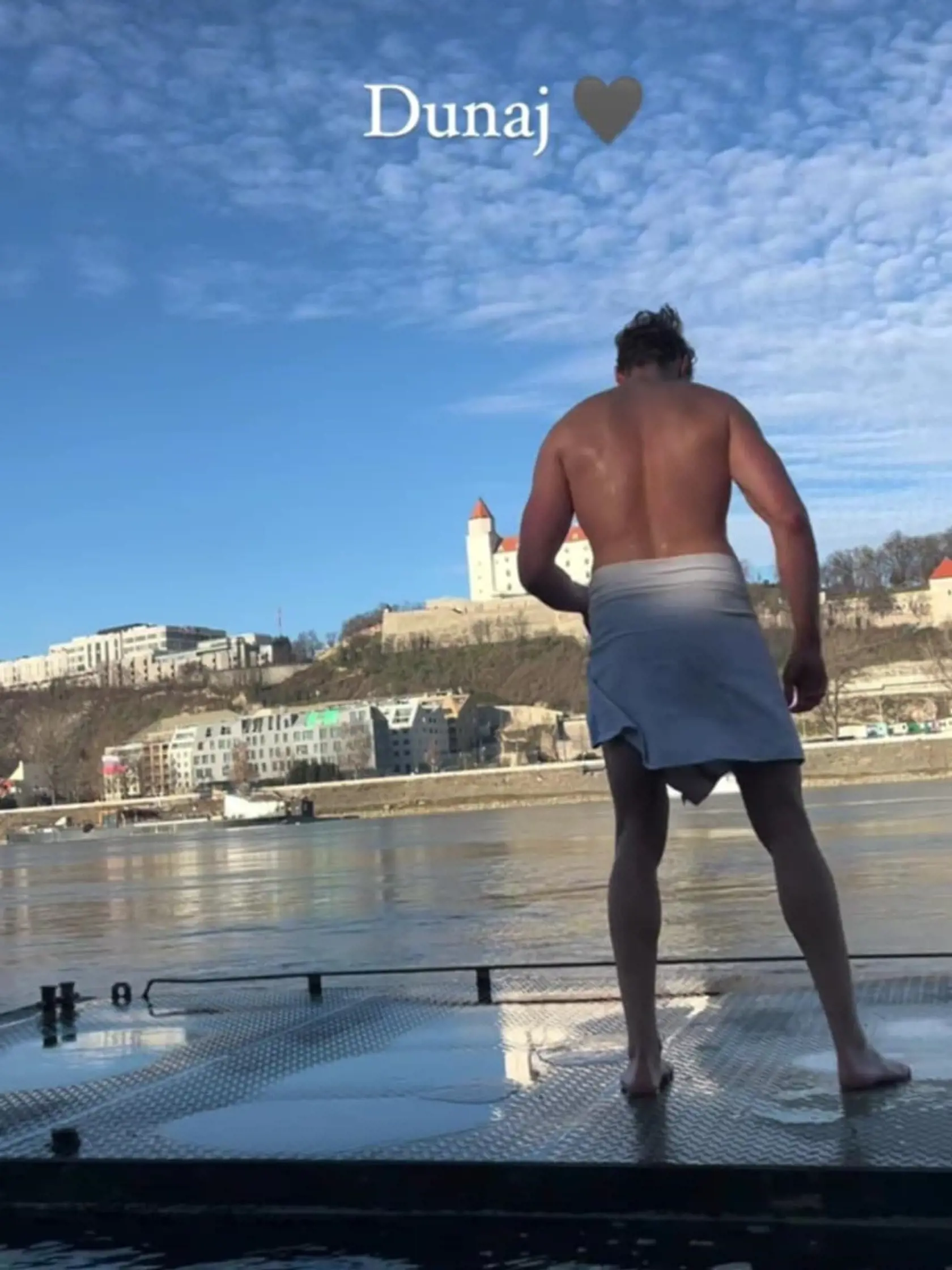 Ján Bakala dostal fanúšičky do varu! Otužoval sa iba v uteráčiku.