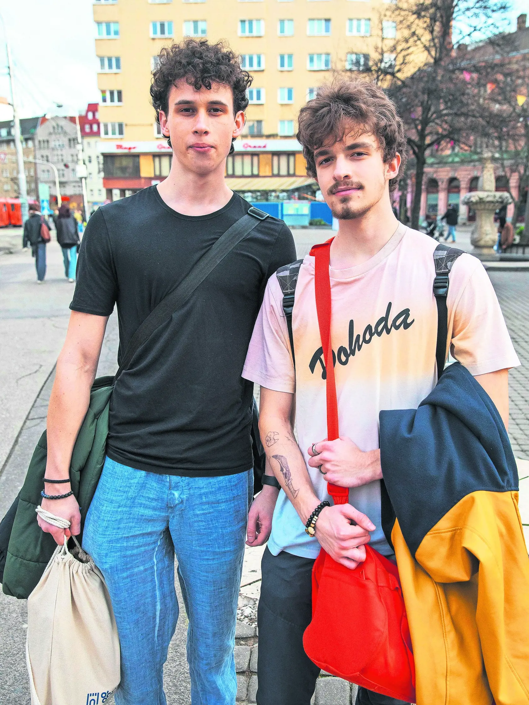 Anketa denníka Plus JEDEN DEŇ s bežnými občanmi. Dvojica mladíkov na otázku či súhlasia so znovuzavedením povinnej vojenčiny reagovali:
Jakub (19) -  „Vojenský výcvik by som si na pol roka vyskúšal."
Ondrej (18) - „Asi by mi to bolo v rámci možností jedno, aspoň na pol roka, výcvik bol na niečo dobrý."