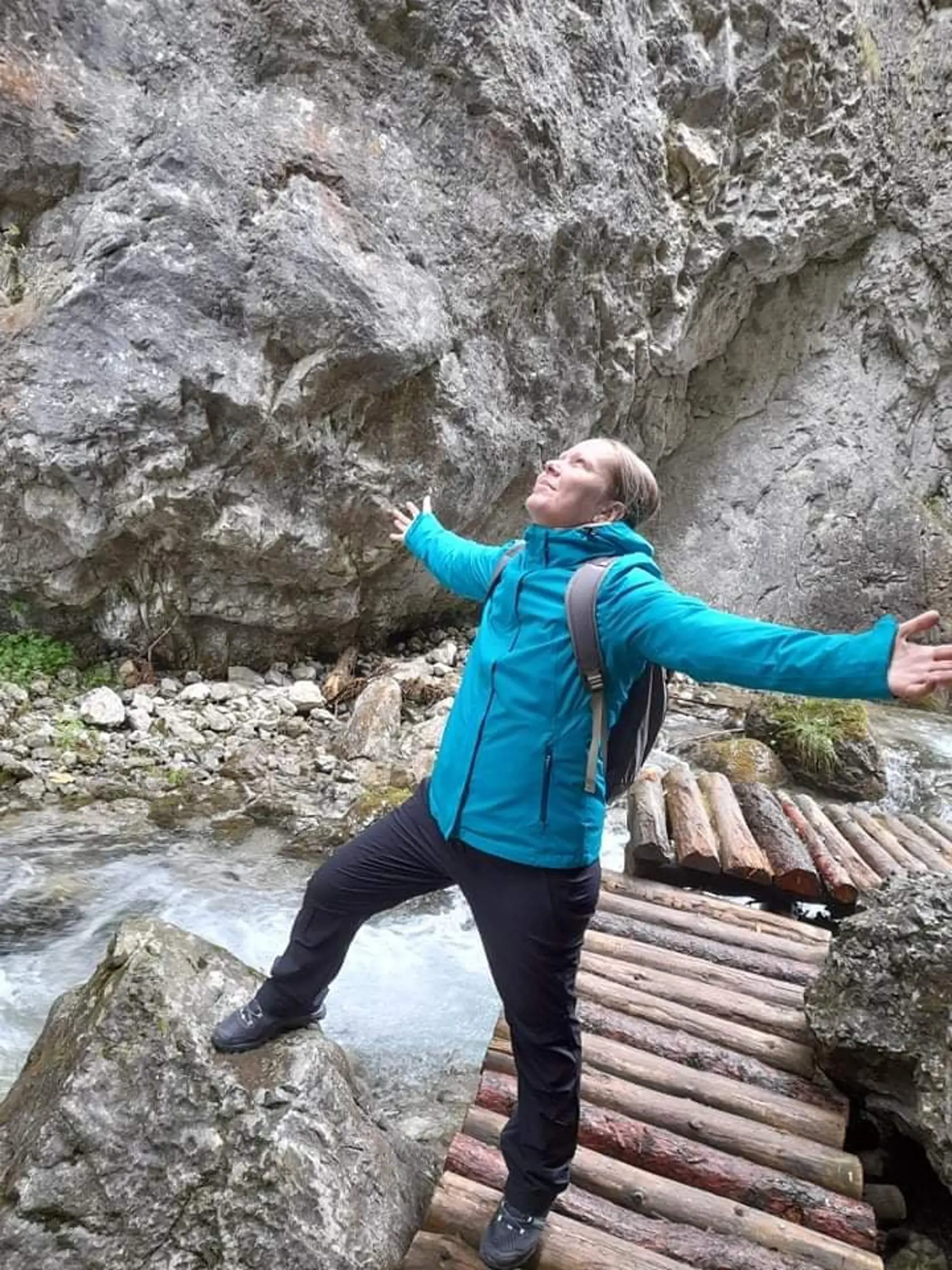 “Mám strašne veľa ľudí, ktorí mi telefonujú, že ich nakopnem svojím prístupom, prípadne im poradím, aby sa nevzdávali, lebo v každom okamihu sa dá nájsť radosť zo života. Milujem, keď ráno vstanem, dám si raňajky a čaj s medom a citrónom, pozerám sa pri tom na deti ako sa hrajú na dvore a počúvam čvirikanie vtákov. Vtedy si poviem, že život je krásny,” poznamenáva Ivana.
