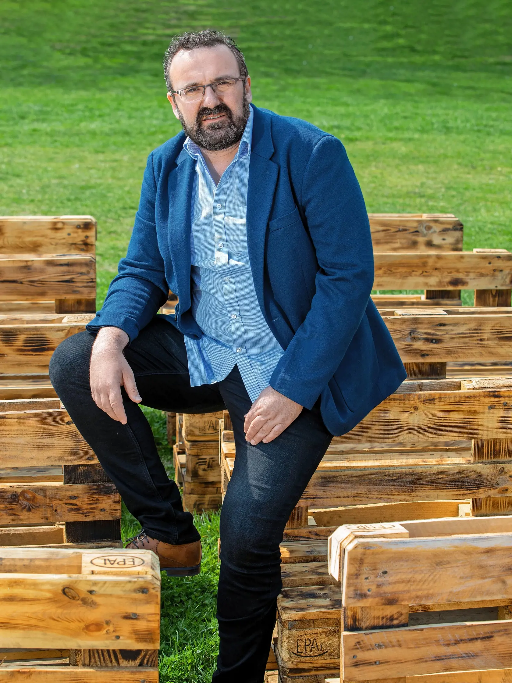 Peter Konečný je hudobník, fotograf a textár.