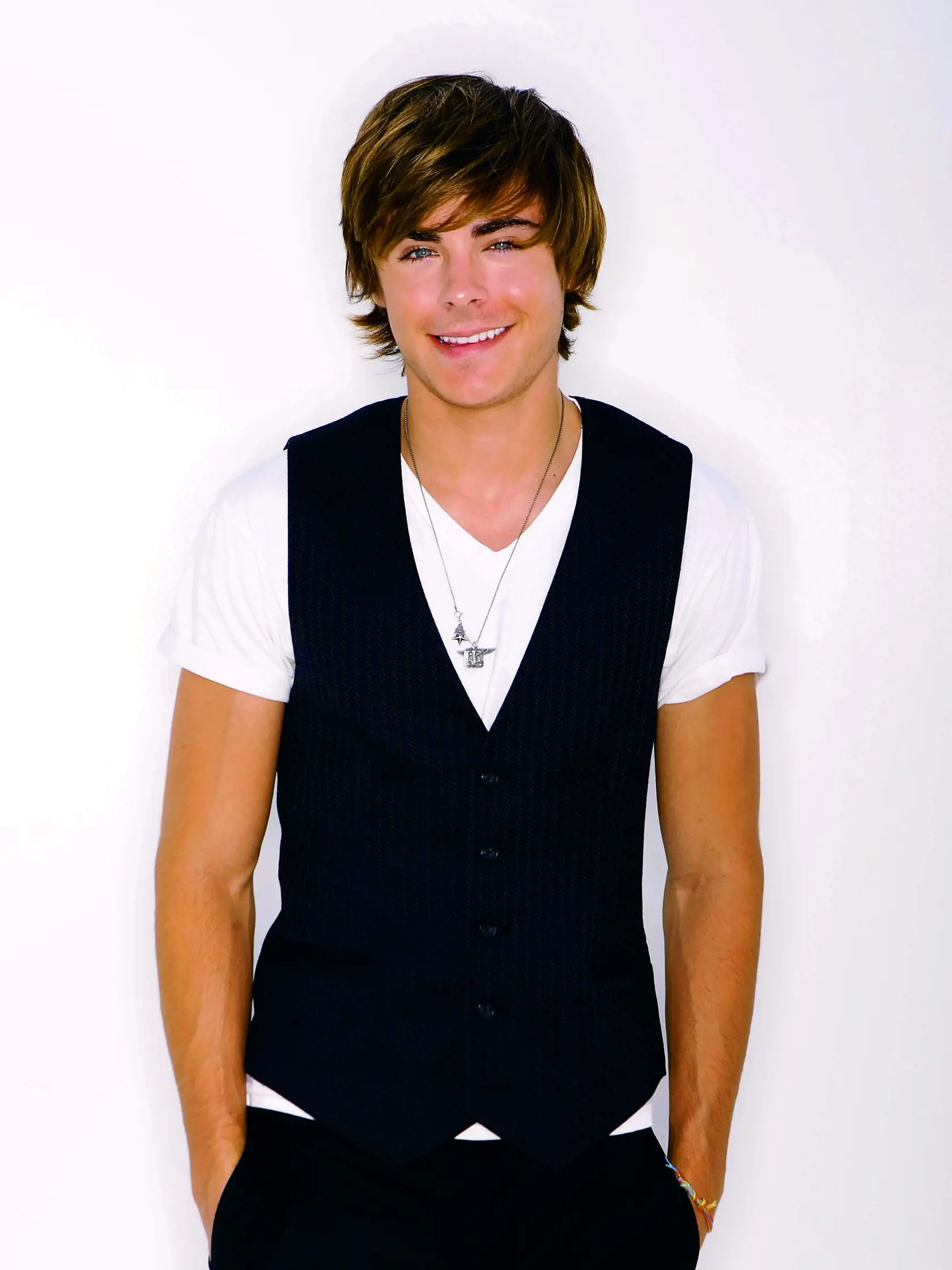 UNIVERSAL CITY, CA - AUGUST 26:  Actor Zac Efron poses for a portrait on the red carpet during the 2007 Teen Choice Awards held at The Gibson Amphitheatre on August 26, 2007 in Universal City, California.  (Photo by Frank Micelotta/Getty Images for Fox) *** Local Caption *** Zac Efron