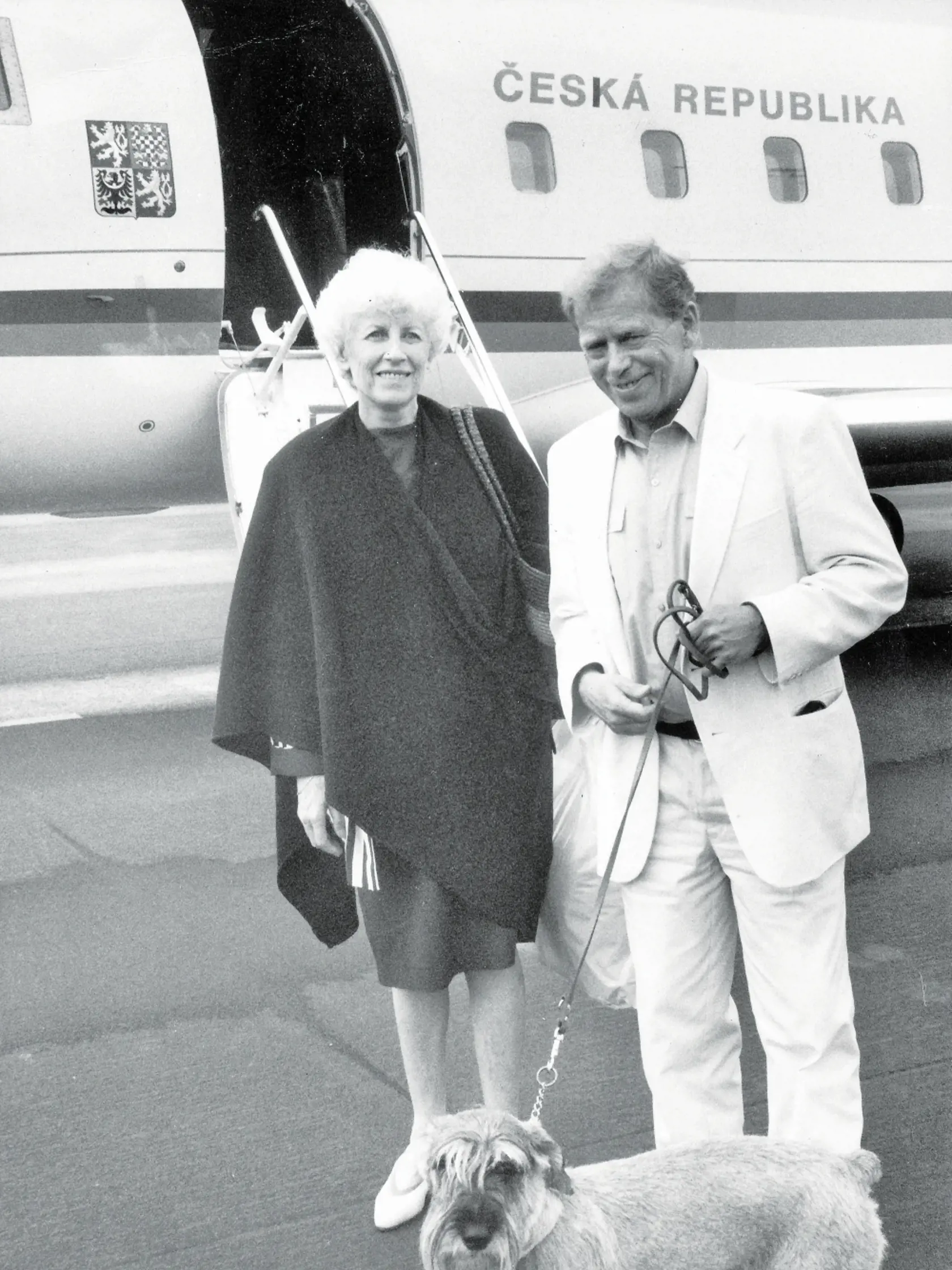 Václav a Olga Havlovci pri vládnom špeciáli.
