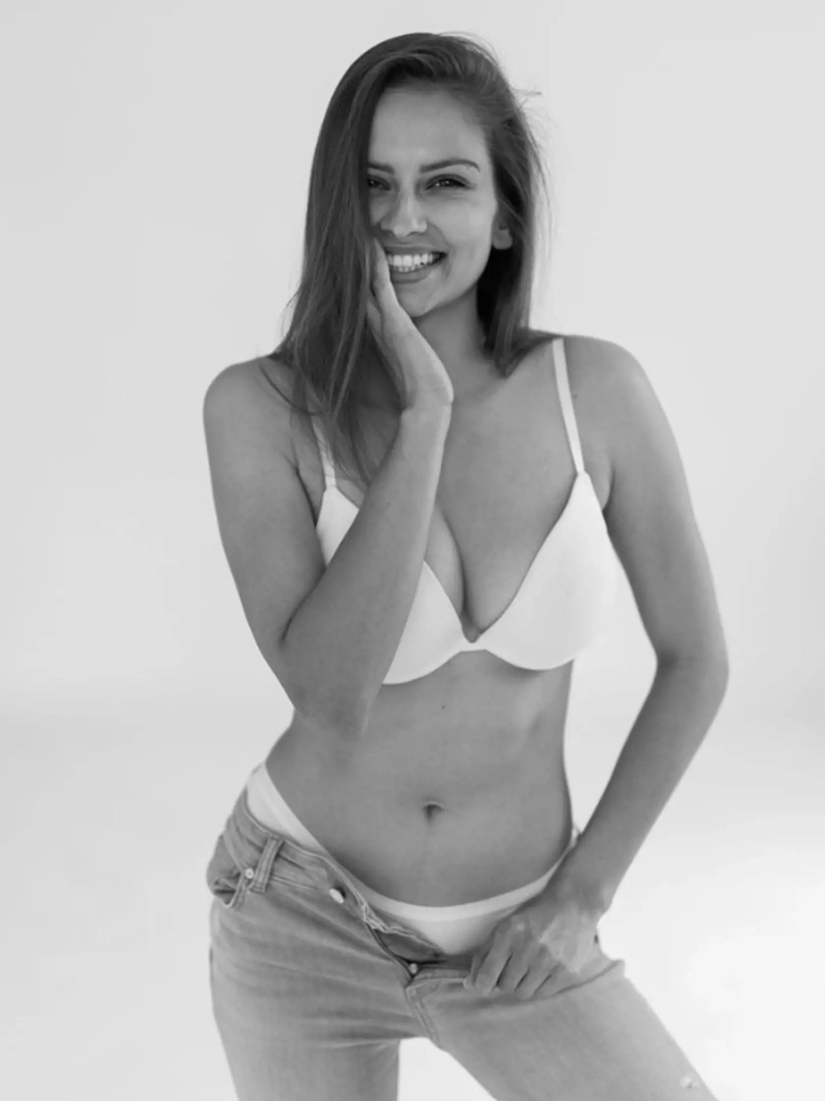 Tereza Bizíková ukázala bujný dekolt iba v "podprde". Vytiahla tak archívnu fotku.