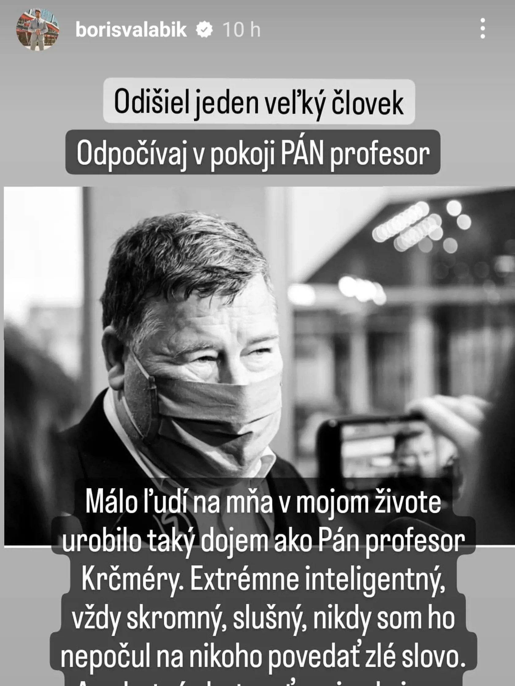 Boris Valábik zosnulému profesorovi venoval dojímavé slová. "Málo ľudí na mňa v mojom živote urobilo taký dojem ako Pán profesor Krčméry. Extrémne inteligentný, vždy skromný, slušný, nikdy som ho nepočul na nikoho povedať zlé slovo," napísal v jednom z príbehov na svojom Instagrame bývalý hokejista.