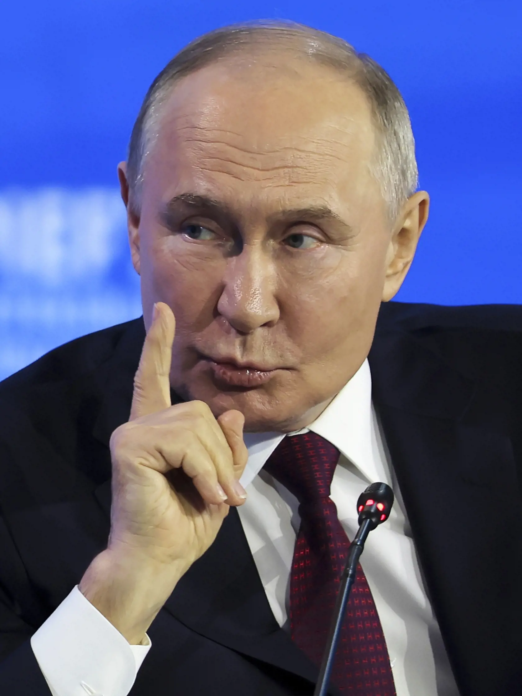 Ruský prezident Vladimir Putin reční v piatok 7. júna 2024 na plenárnom zasadnutí Medzinárodného ekonomického fóra v Petrohrade.