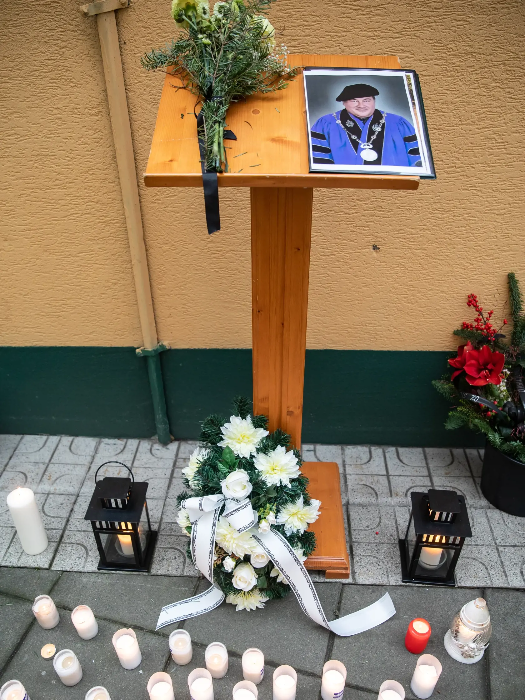 Na Vysokej škole zdravotníctva a sociálnej práce sv.Alžbety, bola vystavená kondolenčná kniha kde sa mohli ľudia rozlúčiť s profesorom V.Rečmérym.