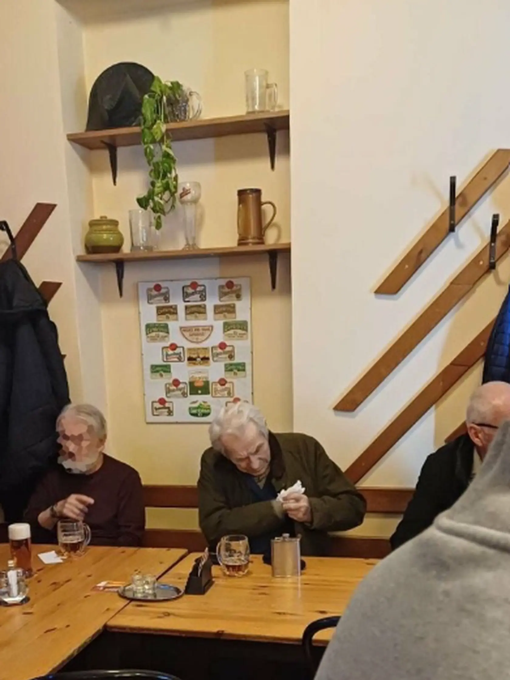 Posledné zábery Aloisa Švehlíka na verejnosti. Pohárom pivka nepohrdol ani vo vyššom veku.