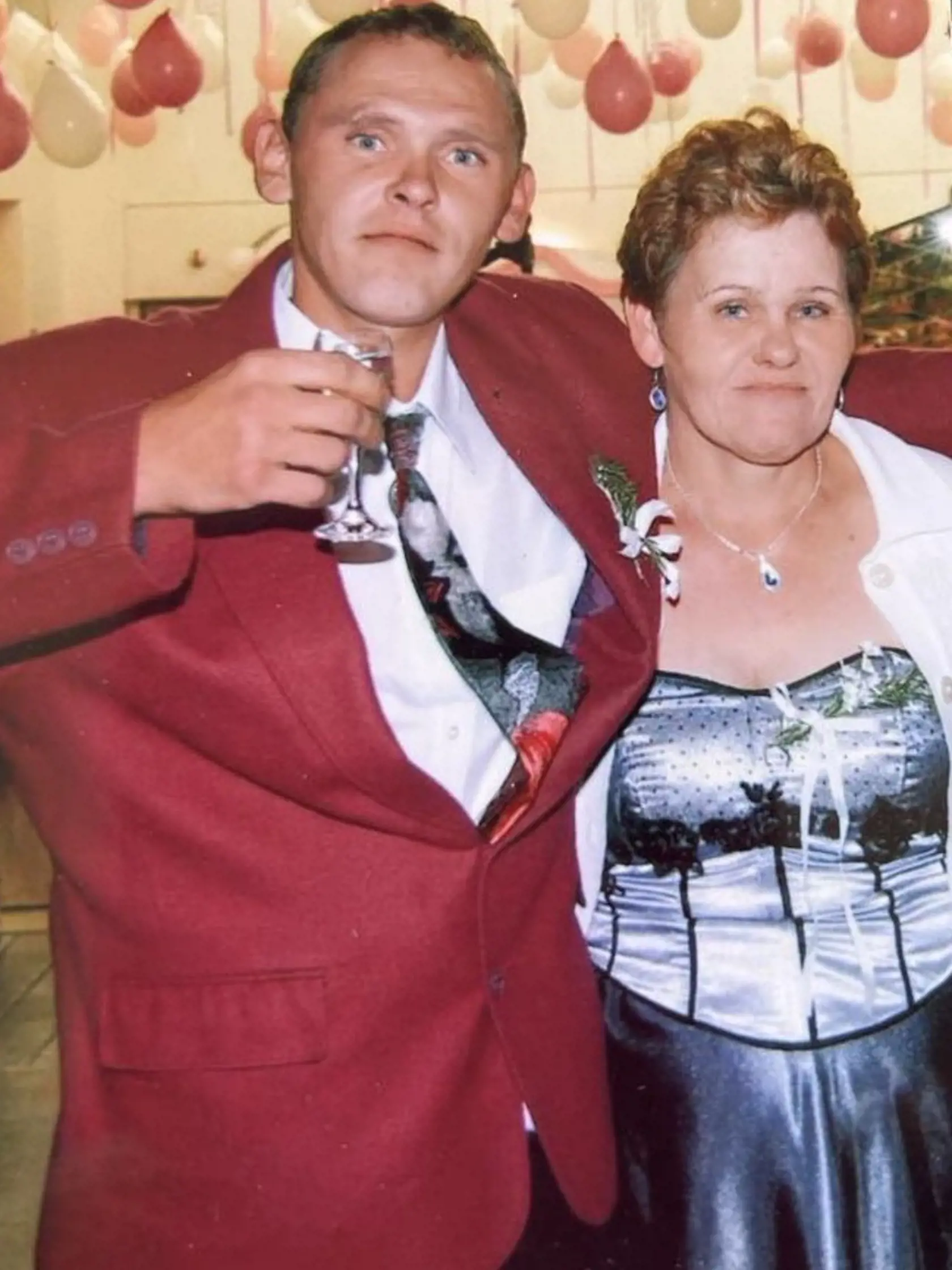 Juraj so svoju maminou Annou. "Nezaslúžil si takú smrť," hovorí. Táto fotka vznikla pred štrnástimi rokmi na sestrinej svadbe, rodine už zostali na Juraja už len spomienky.