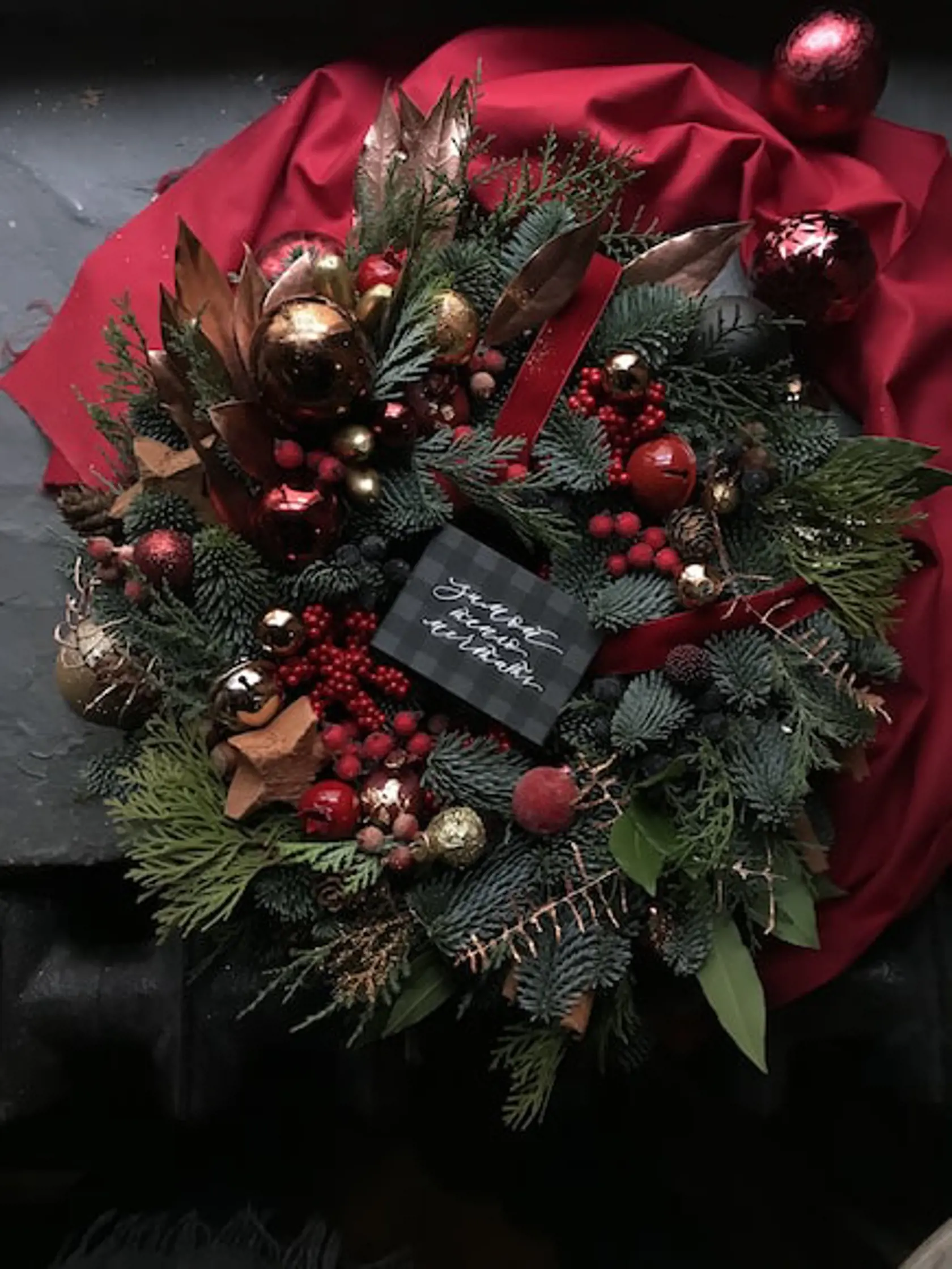 Adventný veniec je tradičnou dekoráciou. Pri jeho tvorbe je čečina, rôzne bobule a štyri sviece.