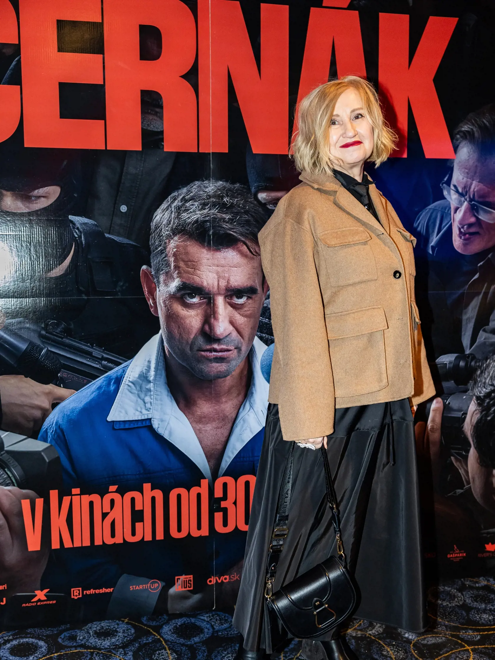 Premiéra filmu “ČERNÁK” v Bratislave. Na snímke prvá manželka Janka Kronera Adriana Kronerová. Úspešná producentka sa predviedla v štýlovom outfite a s kabelkou Elisabetta Franchi za cca 260 eur.