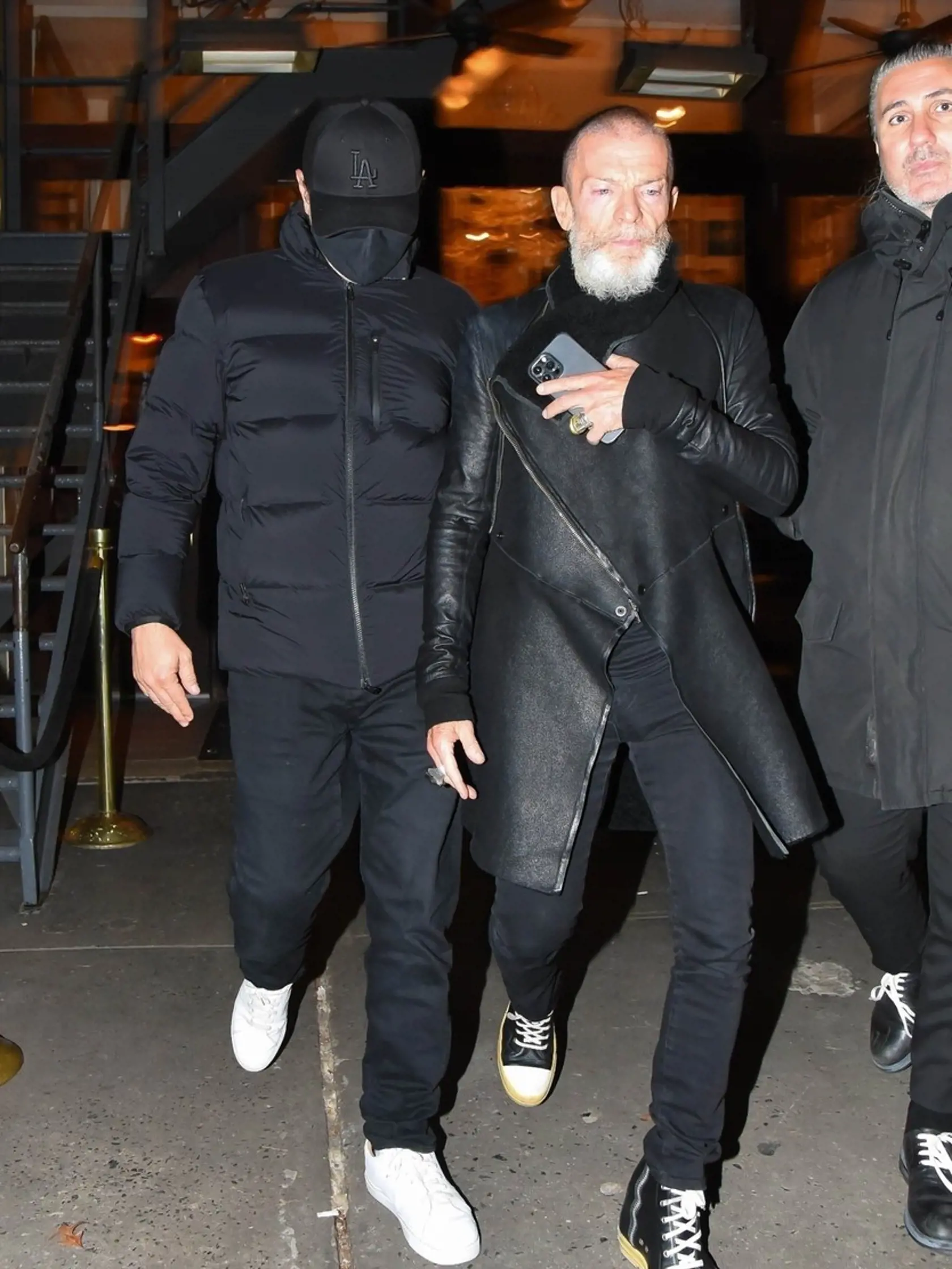 Flirt modelky Gigi Hadid a herca Leonarda DiCapria prerástol na plnohodnotný románik. Nový horúci hollywoodsky pár, o ktorom sa spočiatku len špekulovalo, si verejne vyšiel na večeru do newyorskej reštaurácie Cipriani. Pri odchode z večere sa snažili skryť pred kamerami a sprevádzala ich ochranka.