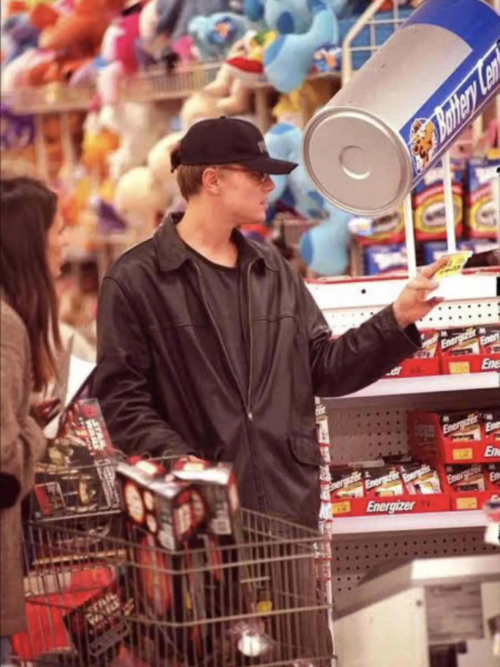 Leonardo DiCaprio (47) v predajni s figúrkami