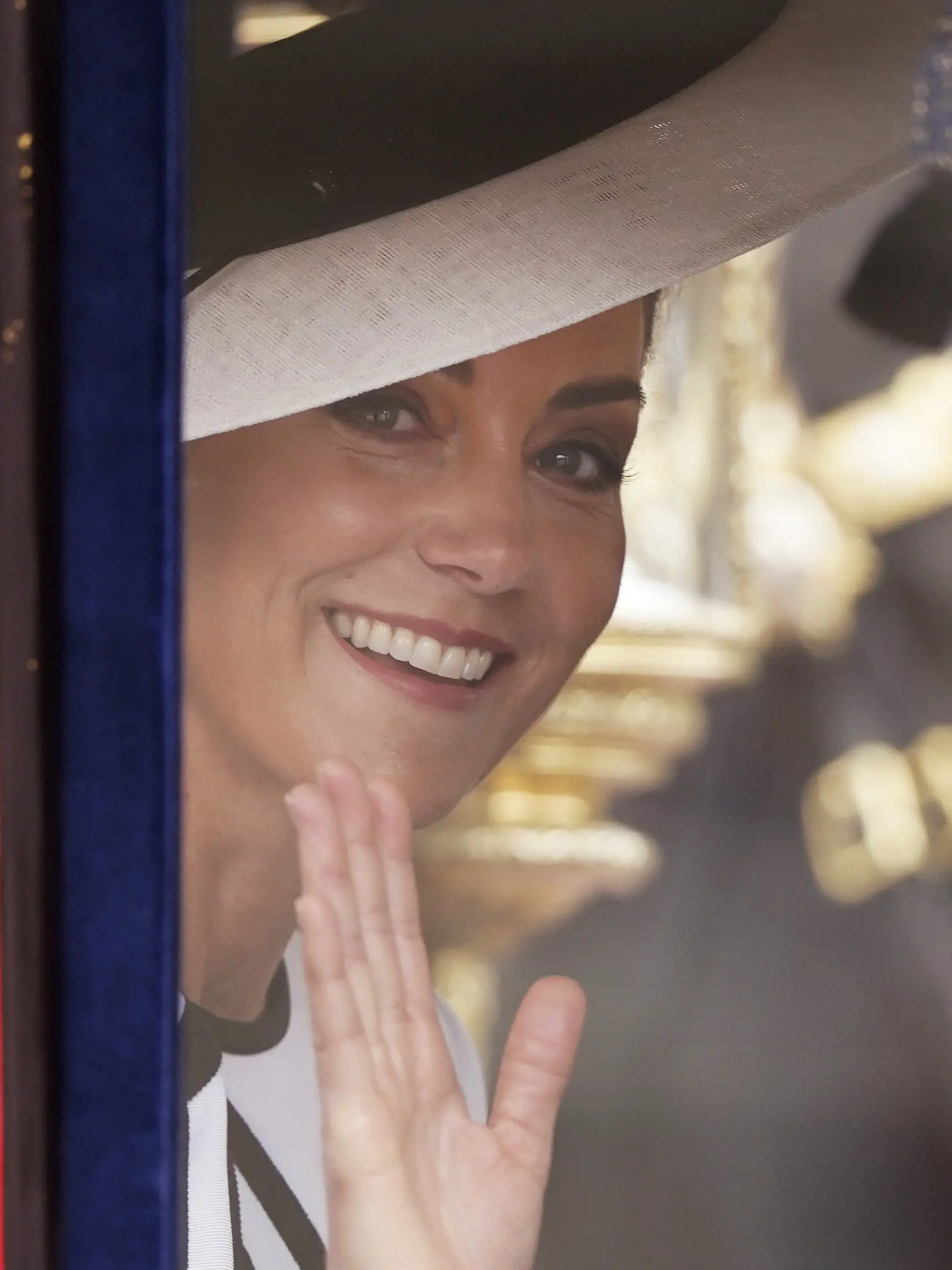 Kate, princezná z Walesu máva z koča počas príchodu na vojenskú prehliadku Trooping the Colour na počesť narodenín britského kráľa Karola III. v Londýne v sobotu 15. júna 2024. Ide o jej prvé verejné vystúpenie od začiatku roka, informuje TASR podľa správy agentúry AP. Catherine (42) koncom marca prostredníctvom videozáznamu oznámila, že jej diagnostikovali onkologické ochorenie a podrobuje sa chemoterapii. Naposledy sa na verejnom podujatí zúčastnila ešte vlani počas Vianoce.