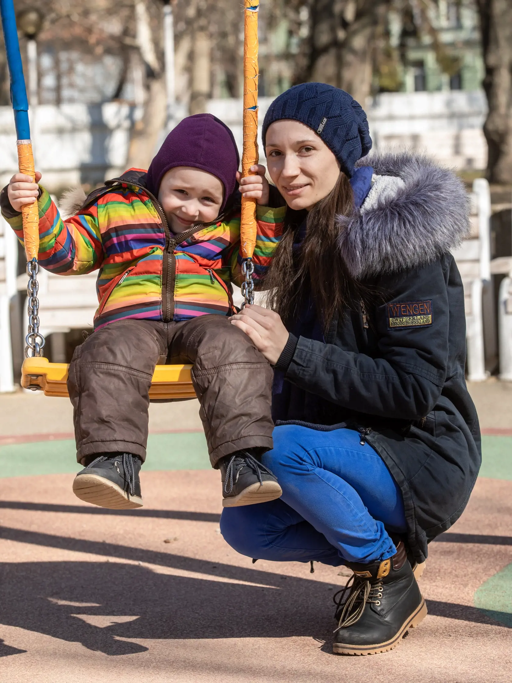 Julija (31) so svojim tri a pol ročným synčekom utiekli zo Záporožia a na Slovensko prišli 6. marca. „Ešte v Záporoží som vyplnila formulár a po ceste ma kontaktovala dobrovoľníčka, ktorá mi sprostredkovala ubytovanie. Žijeme v byte v Bratislave u rodinky, ktorá zobrala svoje deti z detskej izby a prenechala ju zatiaľ nám,“ vysvetľuje s tým, že rodina jej už hľadá podnájom a bude pracovať ako detská psychologička. 