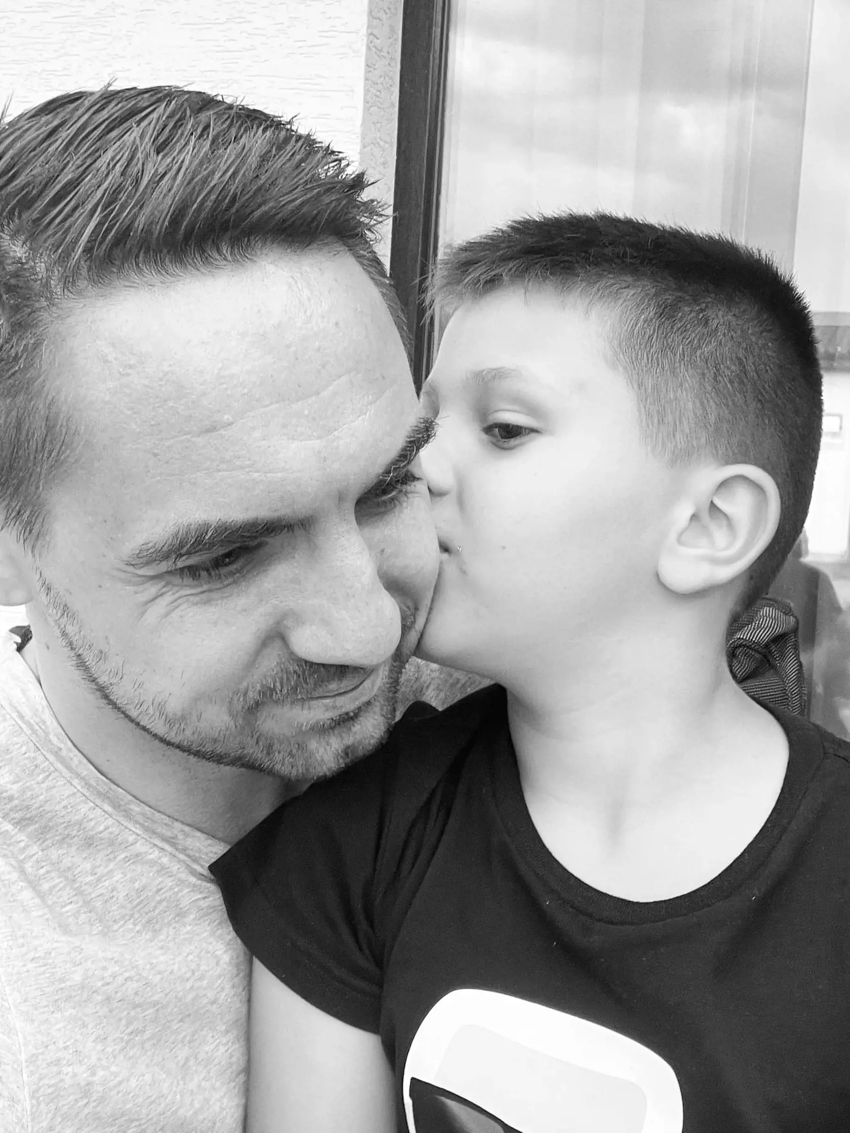 Láska synovská. Otec netají, že pred synom nemá žiadne tajnosti a rozpráva sa s ním o mnohých veciach ako s dospelým, samozrejme, že primeraným spôsobom.