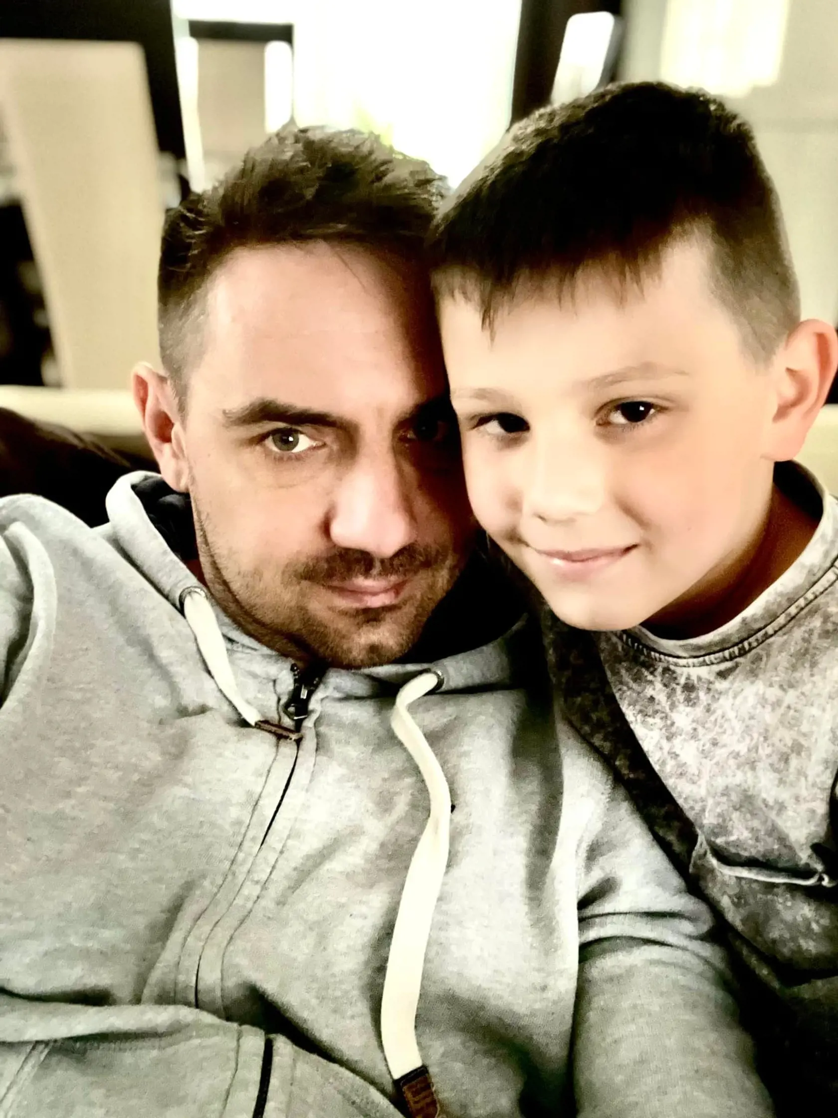Syn sa vždy veľmi teší keď sa otec vráti z Bratislavy na východ.