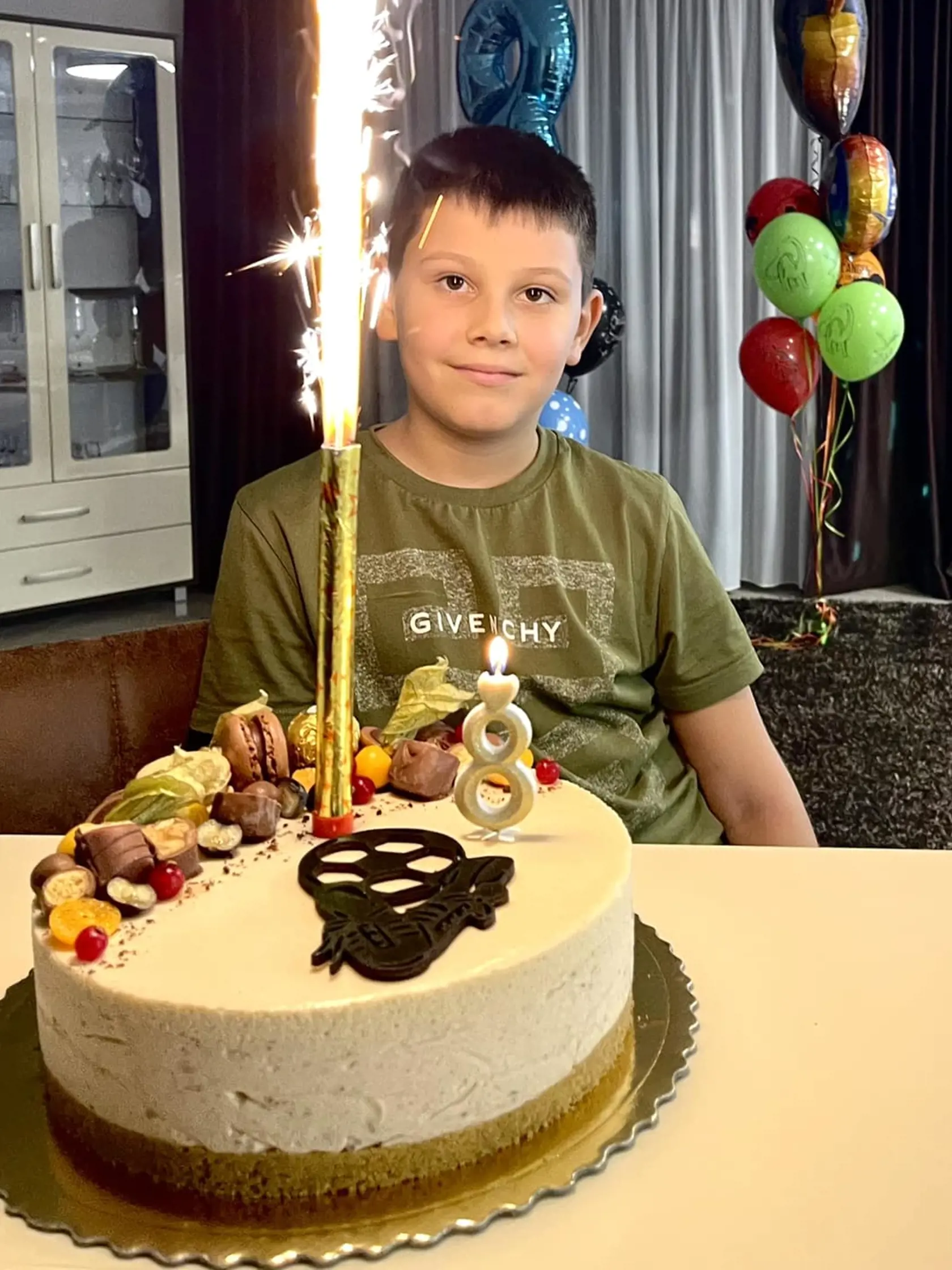 Otec na synovi nešetrí. Čo si chlapec vypýta, otec mu to kúpi.
