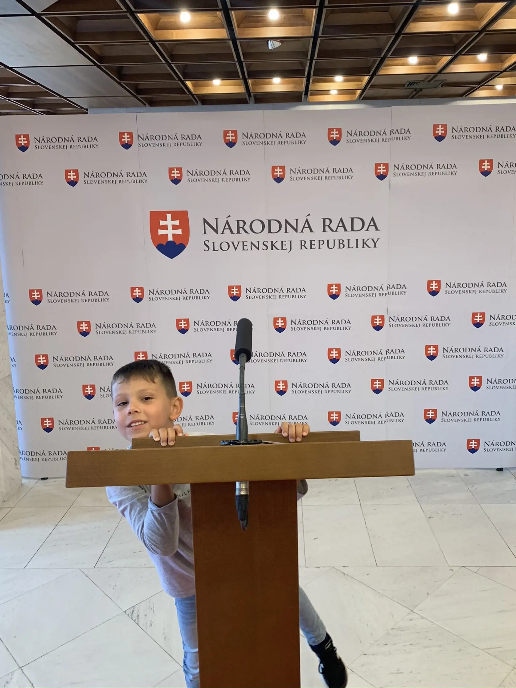 Poslanec si zobral syna na návštevu NR.