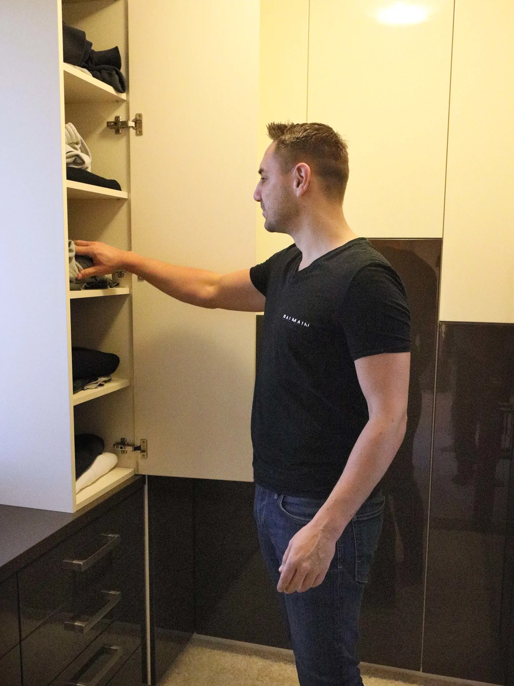Politik žije v peknom novom bungalove v obci Čičarovce v okrese Michalovce.