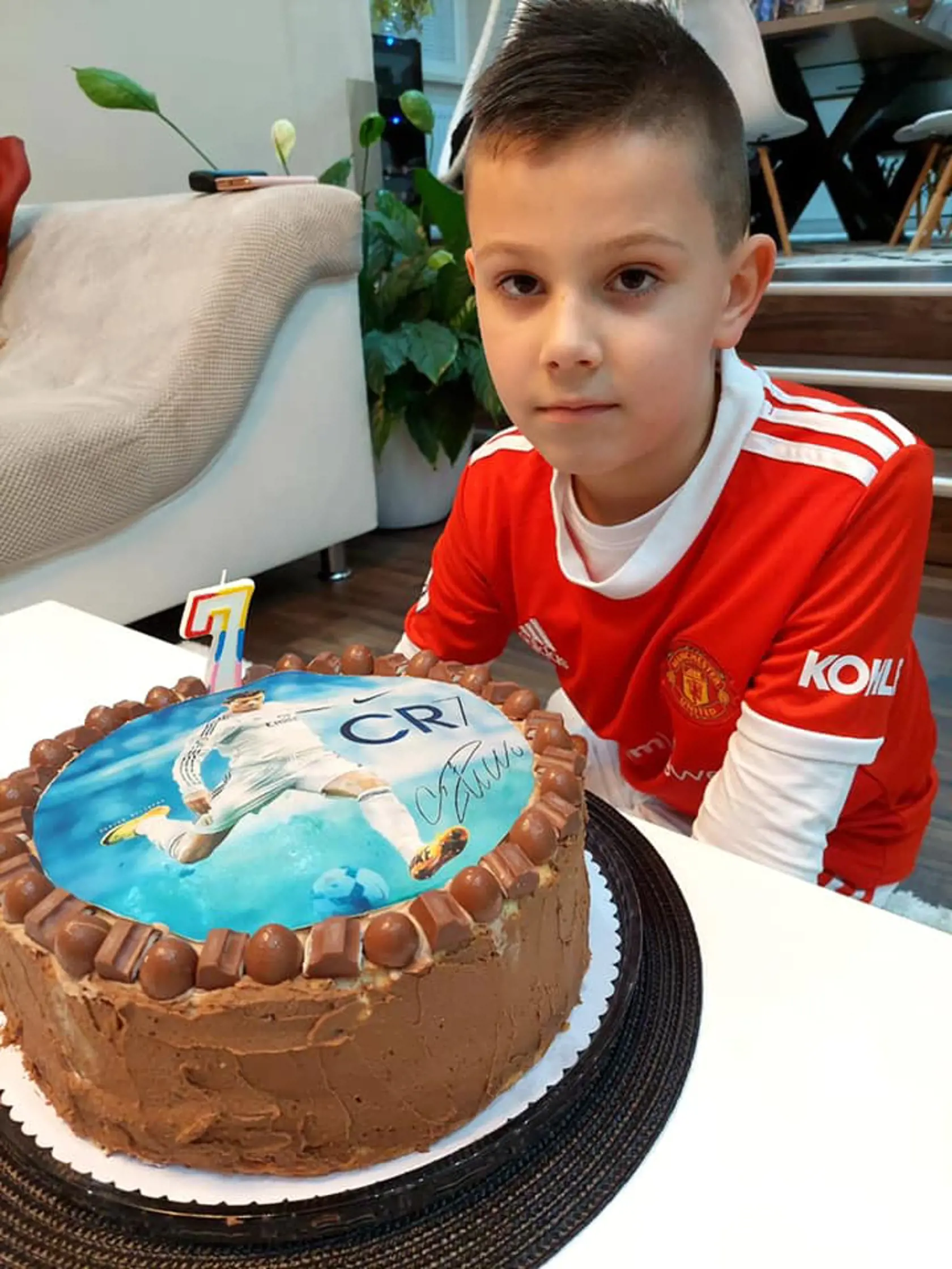 Syn poslanca Zente - György (8) miluje futbal a poľovačky so svojim otcom alebo dedkom, ale aj futbal. Dôkazom je aj narodeninová torta s vyobrazením CR7 - Ronalda.