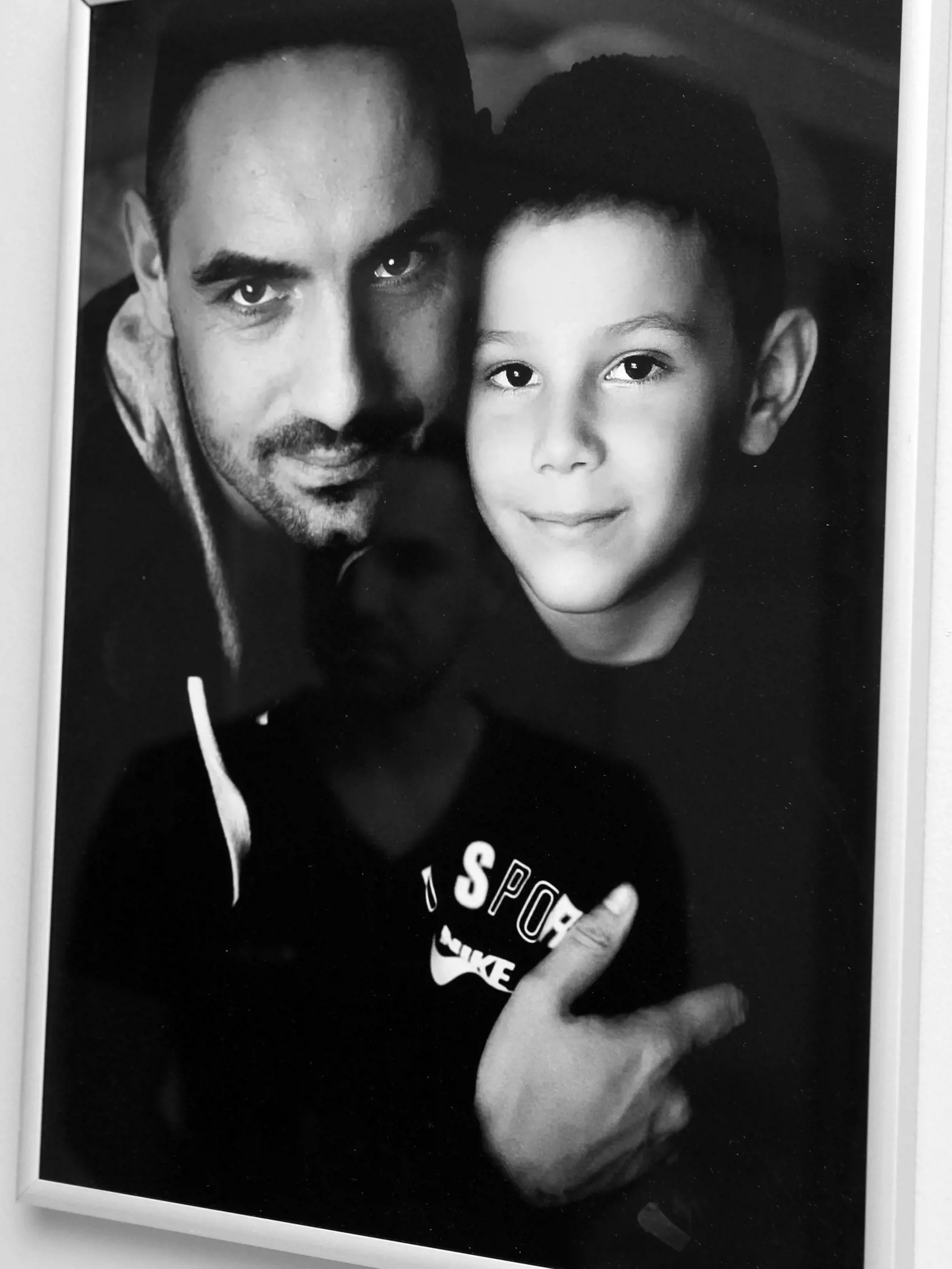 Čiernobiela fotografia otca a syna je zaujímavá, minimálne hypnotizujúcim pohľadom otca.