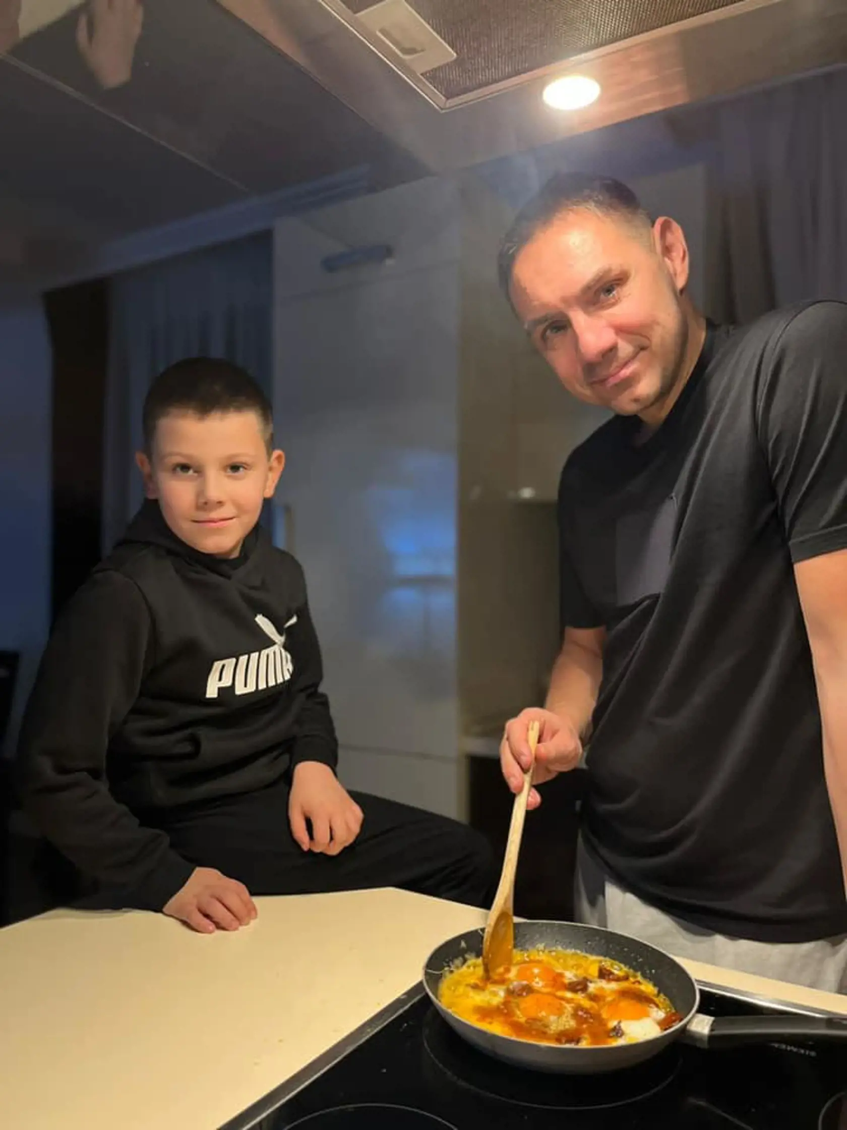György Gyimesi priznal, že nevie variť, ale kvôli synovi sa naučil pár receptov. Radšej si však objednávajú jedlo z donášky.