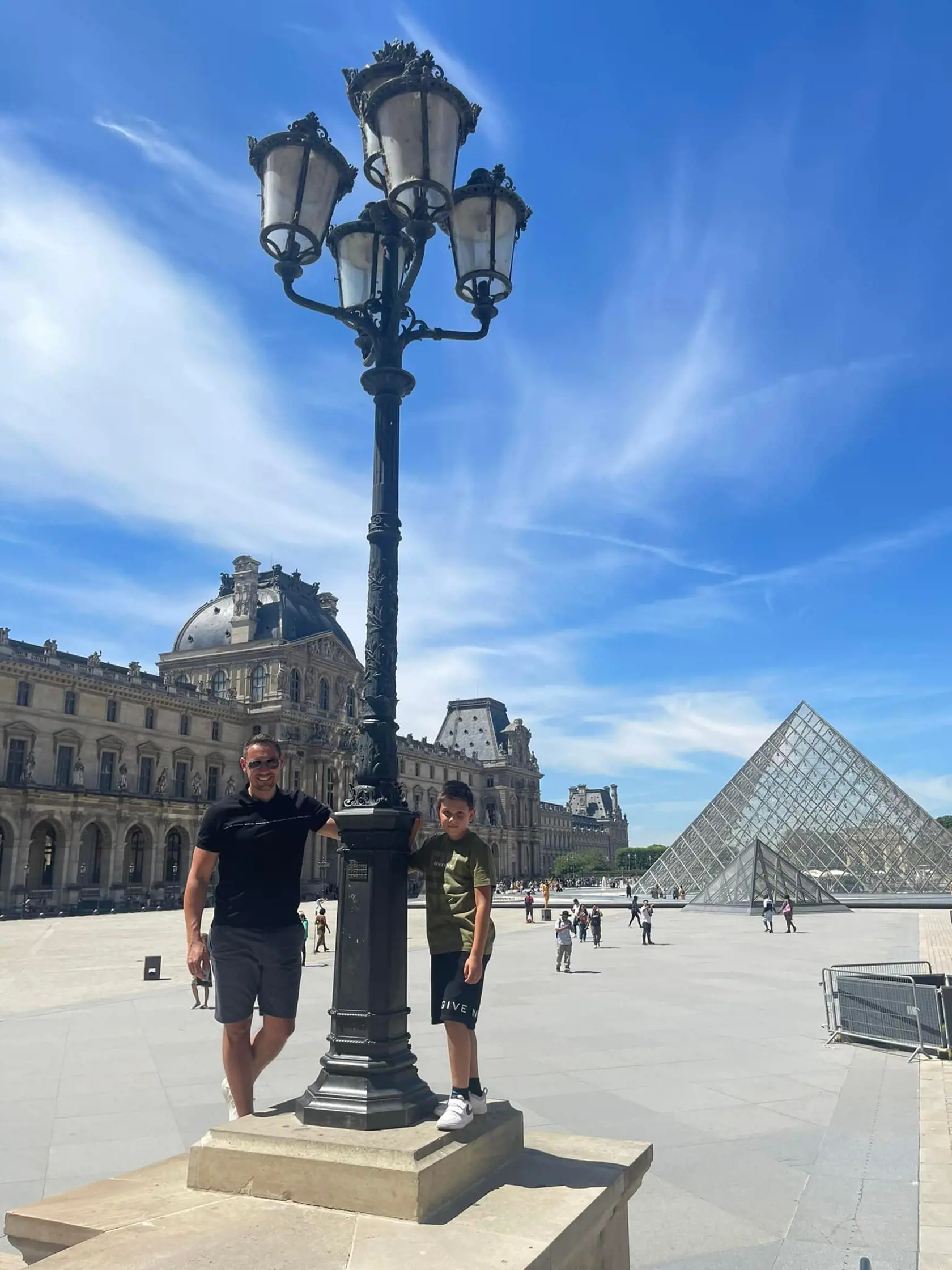 Gyimesiho EXTRA LUXUS v Paríži! Pred Louvreom ZAPÓZOVAL so synom v outfite za STOVKY EUR!
