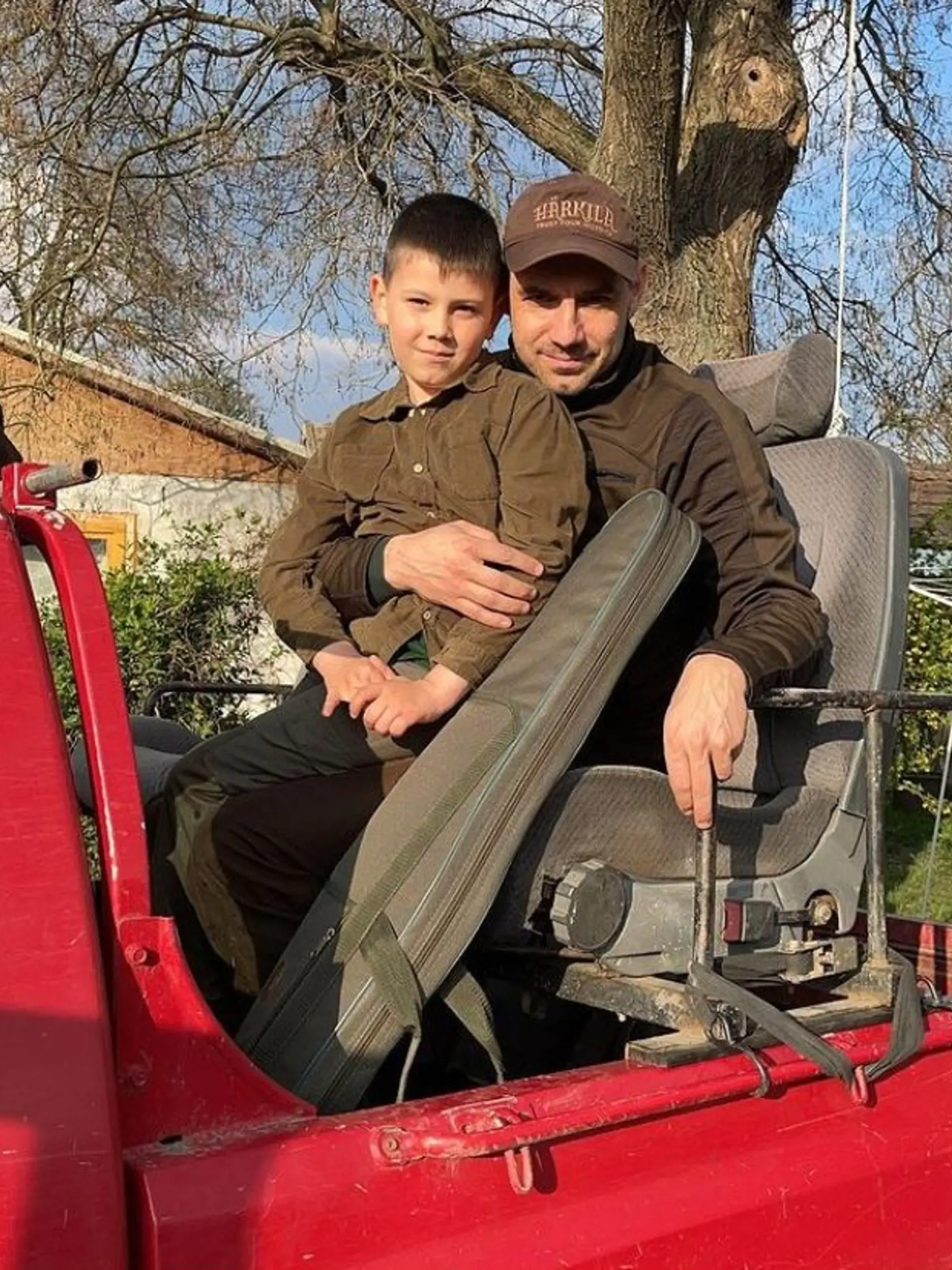 György Gyimesi berie syna aj na poľovačky.
