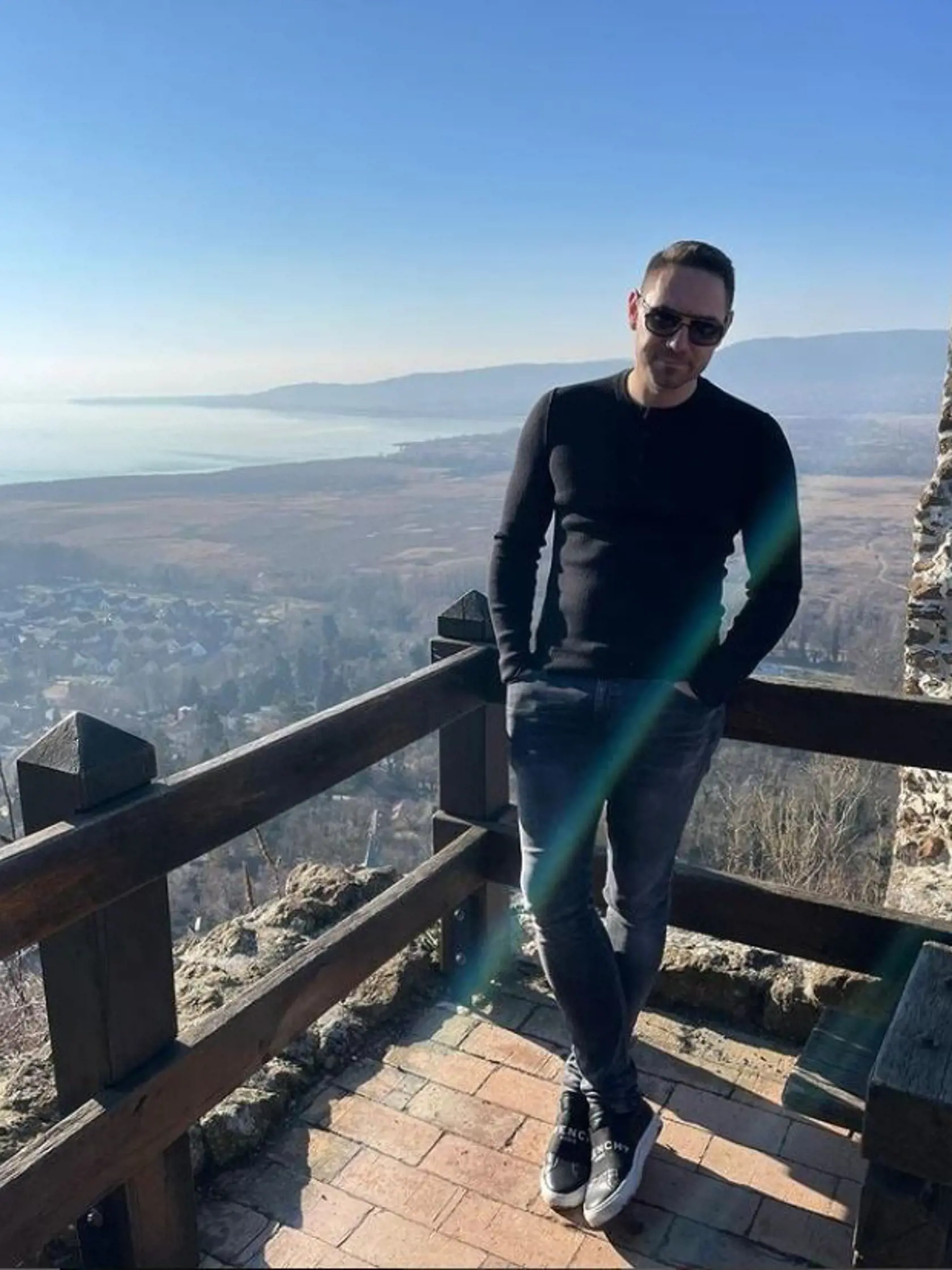 Poslanec často navštevuje Maďarsko. Ku krajine má veľmi blízky vzťah. Výlet v okolí Balatonu.