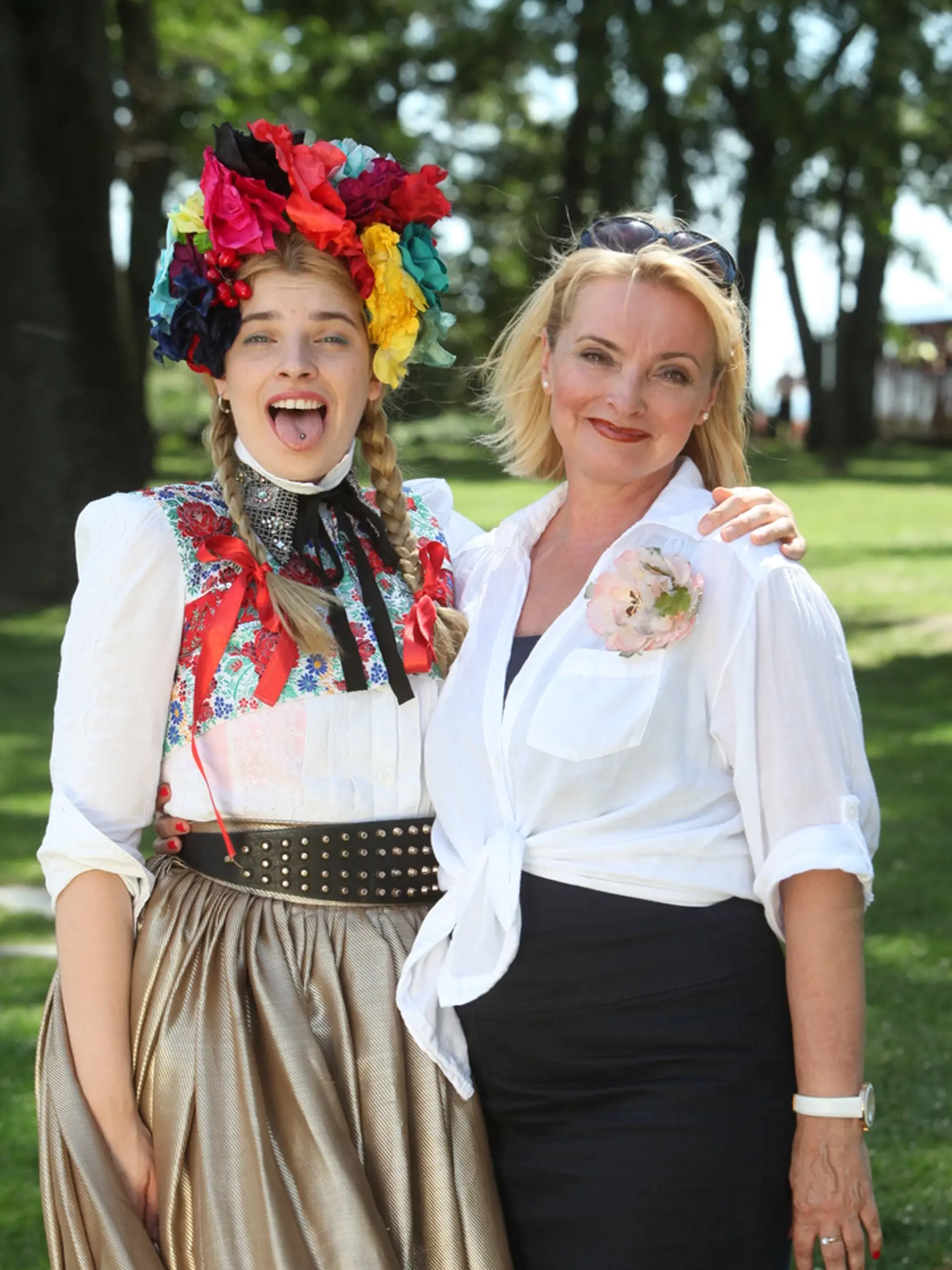 Mama herečka Eva Pavlíková, dcéra speváčka Katarzia alias Katarína Kubošiová.