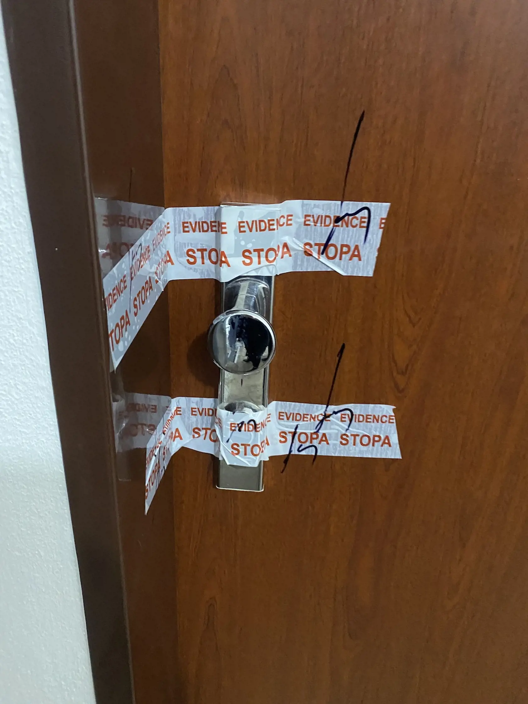 Polícia zapečatila zámok do bytu Telekyovcov.