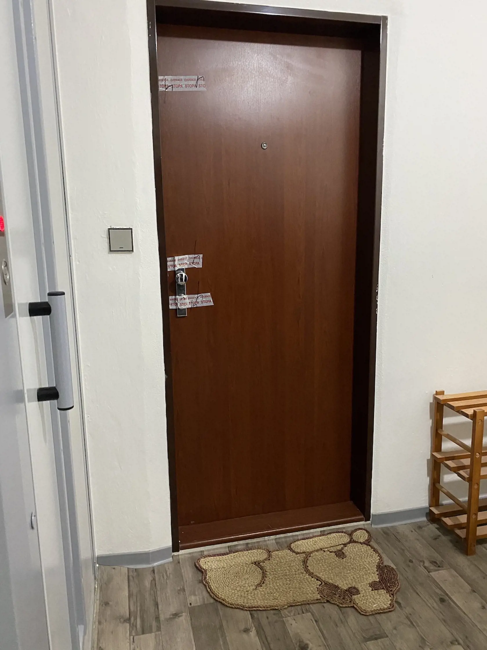 Na prahu bytu Telekyovcov leżał v utorok už o druhej hodine list, všimol si ho sused. Políciu zalarmovali až okolo pol šiestej.