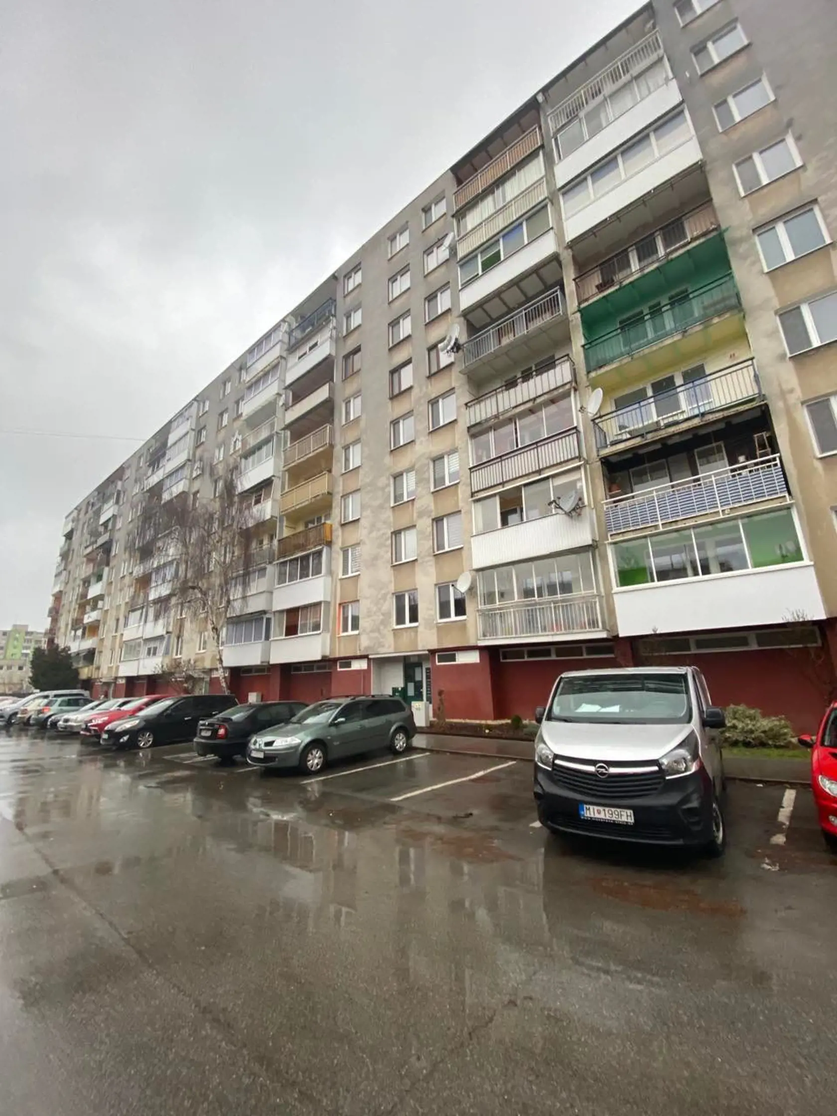 V tomto panelovom dome v Michalovciach došlo v utorok večer k nesmiernej tragédii.