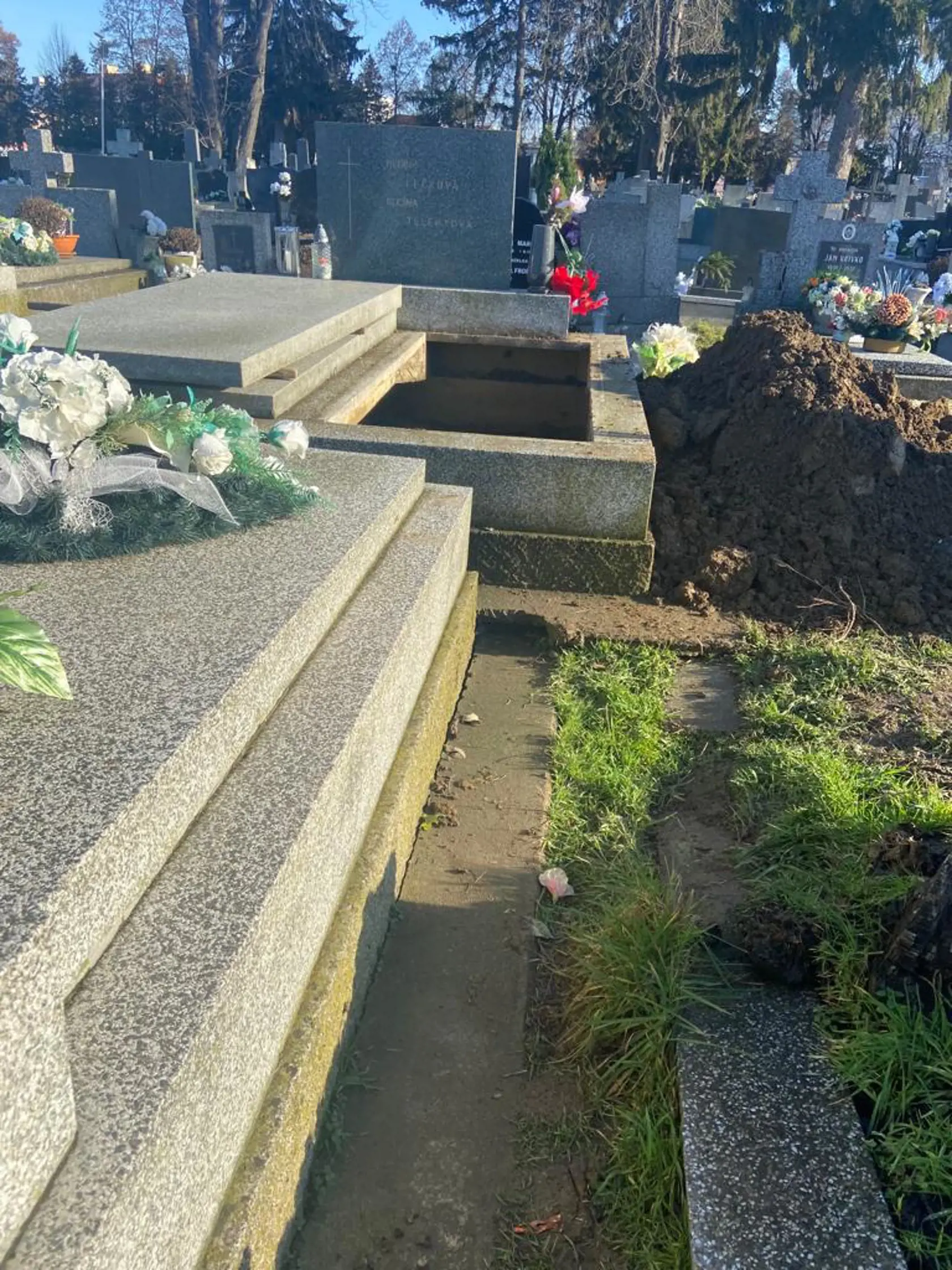Hrobové miesto, kam pochovali Stanislava Telekyho (†53). Večný odpočinok našiel v hrobe svojich rodičov.