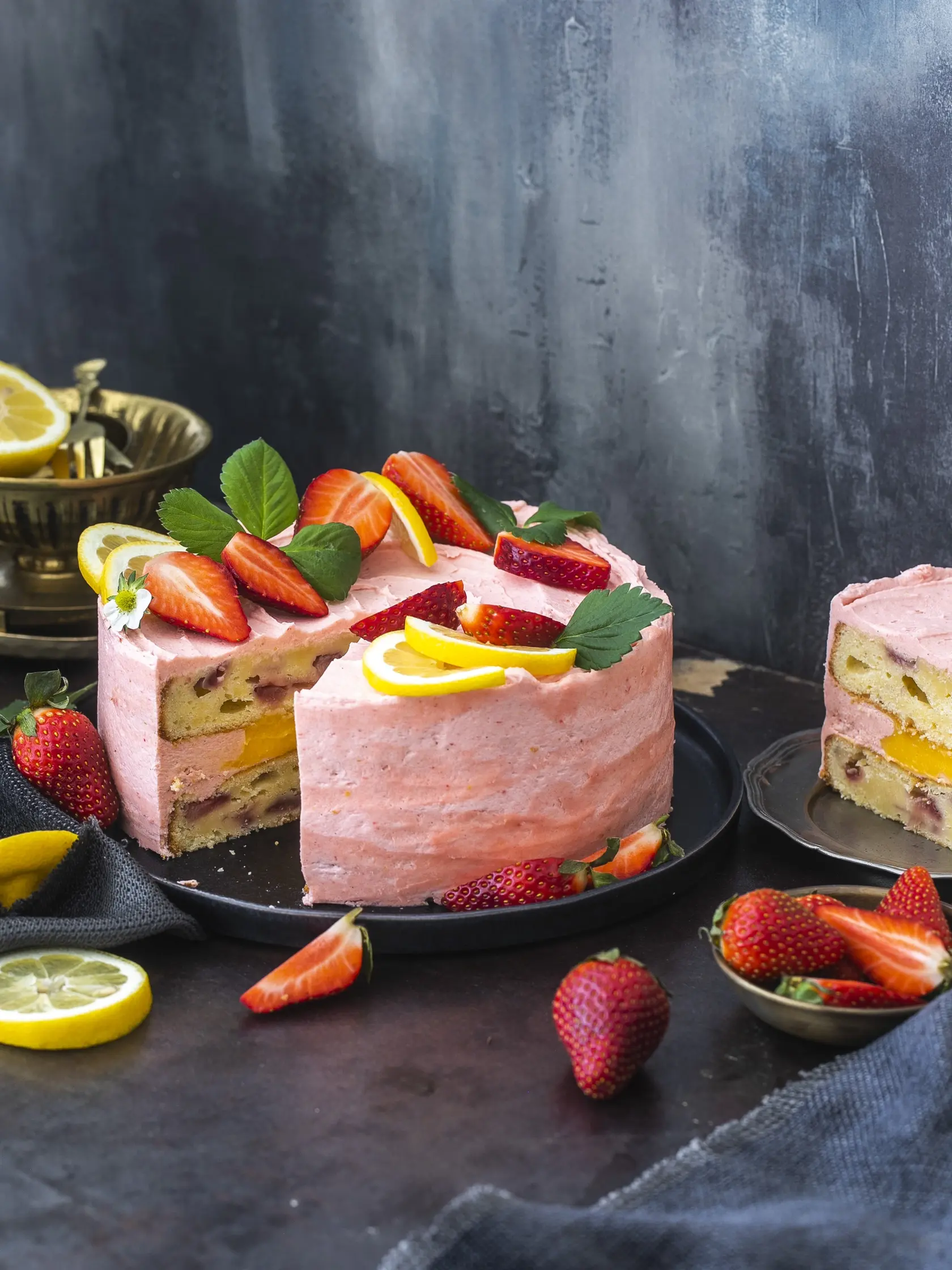 jahodovo citrónová torta

recept:
10 PORCIÍ, PRÍPRAVA 45 MINÚT, PEČENIE 30 MINÚT, CHLADENIE
Na korpus:
• 220 g masla izbovej teploty
• 250 g krupicového cukru
• 2 vajcia L
• 2 žĺtky
• 1 lyžica vanilkového extraktu
• kôra z 1 biocitróna
• šťava z dvoch citrónov
• 300 g hladkej múky + 2 lyžice na
jahody
• pol lyžičky kypriaceho prášku
• pol lyžičky sódy bikarbóny
• pol lyžičky soli
• 220 ml cmaru
• 1 šálka nakrájaných jahôd
Na citrónový puding:
• 4 žĺtky
• 70 g 
