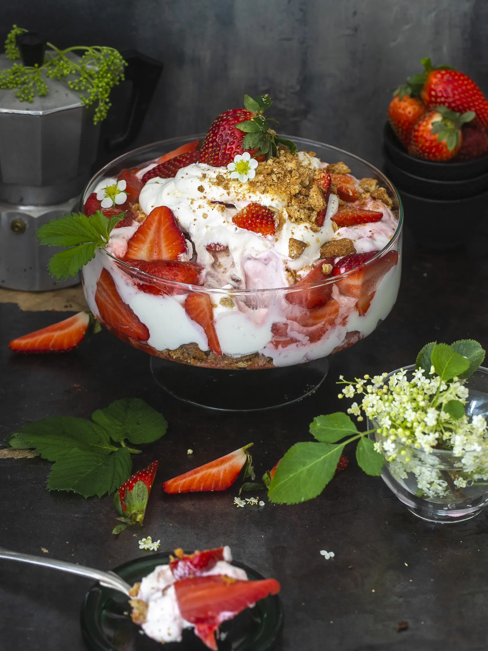 jahodový triffle

recept:
8 PORCIÍ, PRÍPRAVA 25 MINÚT + CHLADENIE
Na coulis:
• 300 g čerstvých jahôd • 100 g práškového cukru • 2 lyžice citrónovej šťavy
Na krém:
• 8 shortbread sušienok • 150 g čerstvých jahôd • 50 g práškového cukru
• 180 g tučného jemného tvarohu • 1 lyžička vanilkovej pasty
• 300 ml šľahačkovej smotany
1. Do hrnca nasypte umyté jahody nakrá- jané na polovicu. Pridajte cukor, citrónovú šťavu a na strednej teplote varte asi 10 minút. Šťav