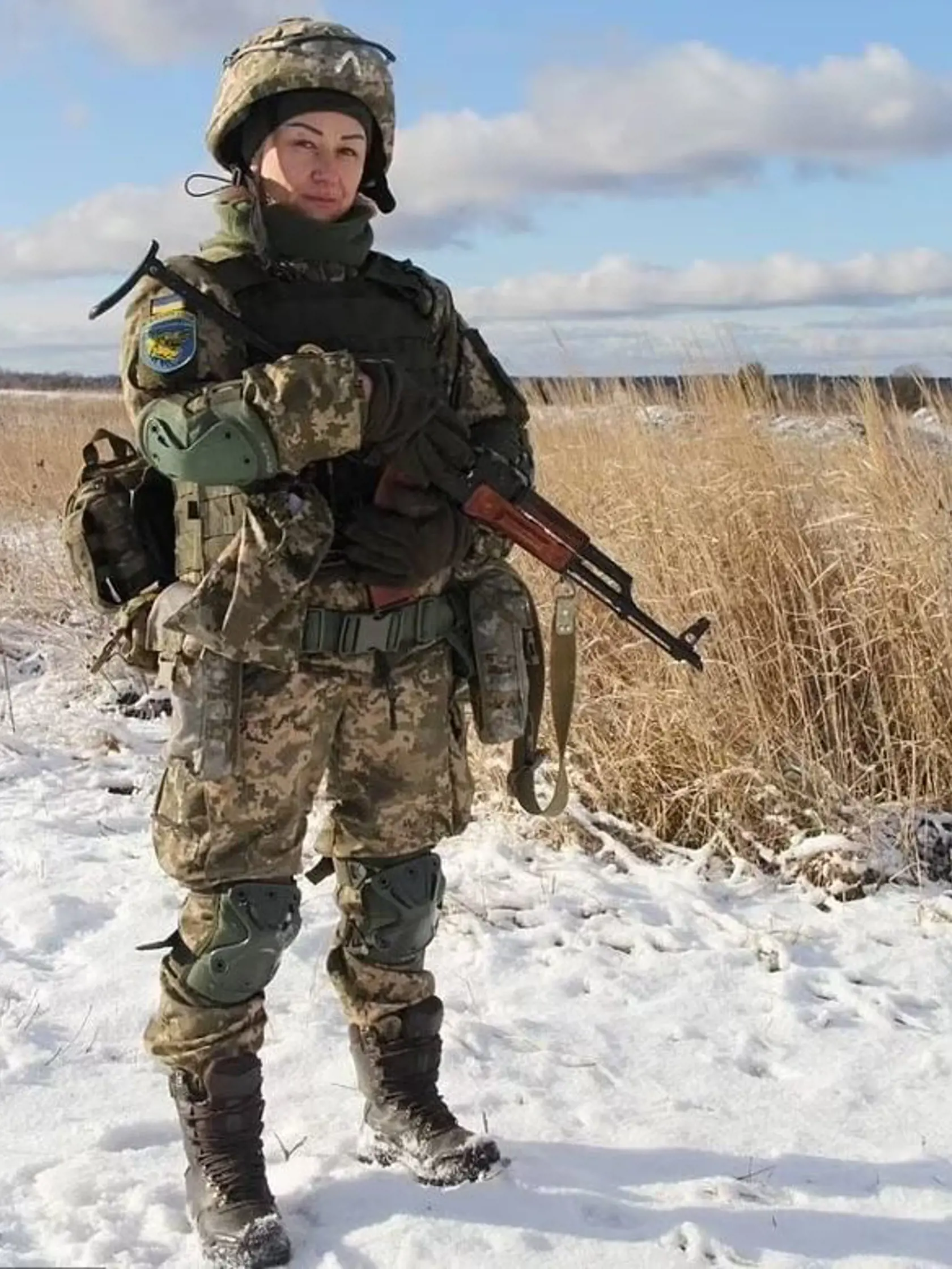 Je mojou hrdinkou, napísala ukrajinská politička Sovsunová na sociálnej sieti pod fotografiu statočnej ženy, ktorá so zbraňou v ruke pomáhala ukrajinskej armáde.