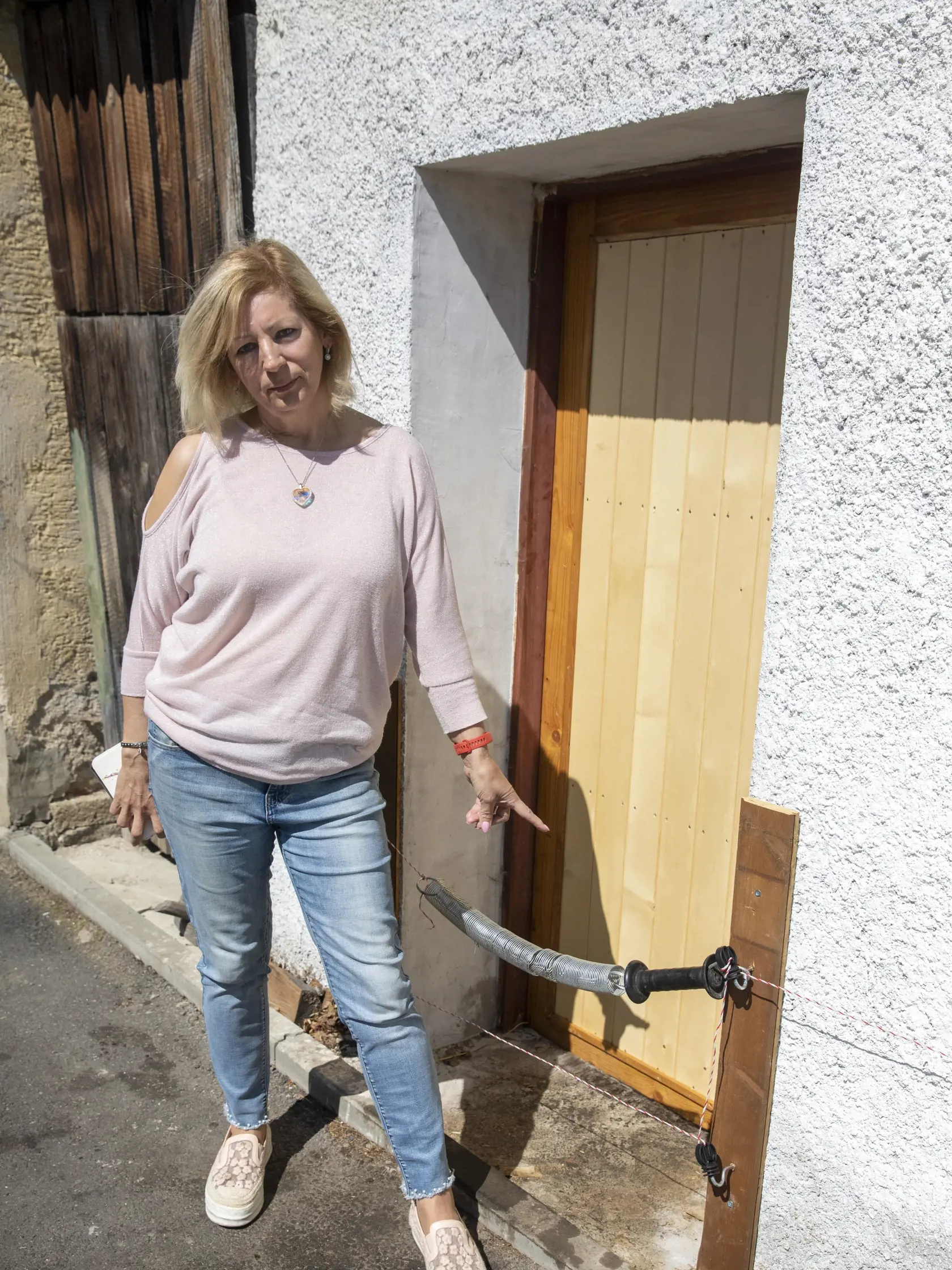 Problámy s medveďmi v Tatrách
na obr.: Majitelia penziónu a elektrická zábrana
