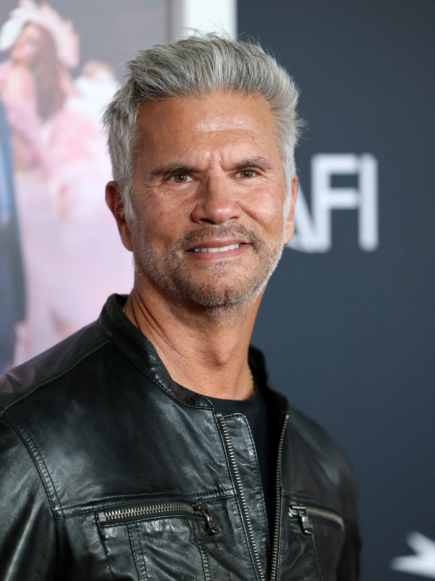Lorenzo Lamas je prevažne známy ako Odpadlík z úspešného seriálu 90. rokov. Jeho mladučká dcéra momentálne údajne randí s Leonardom DiCapriom.