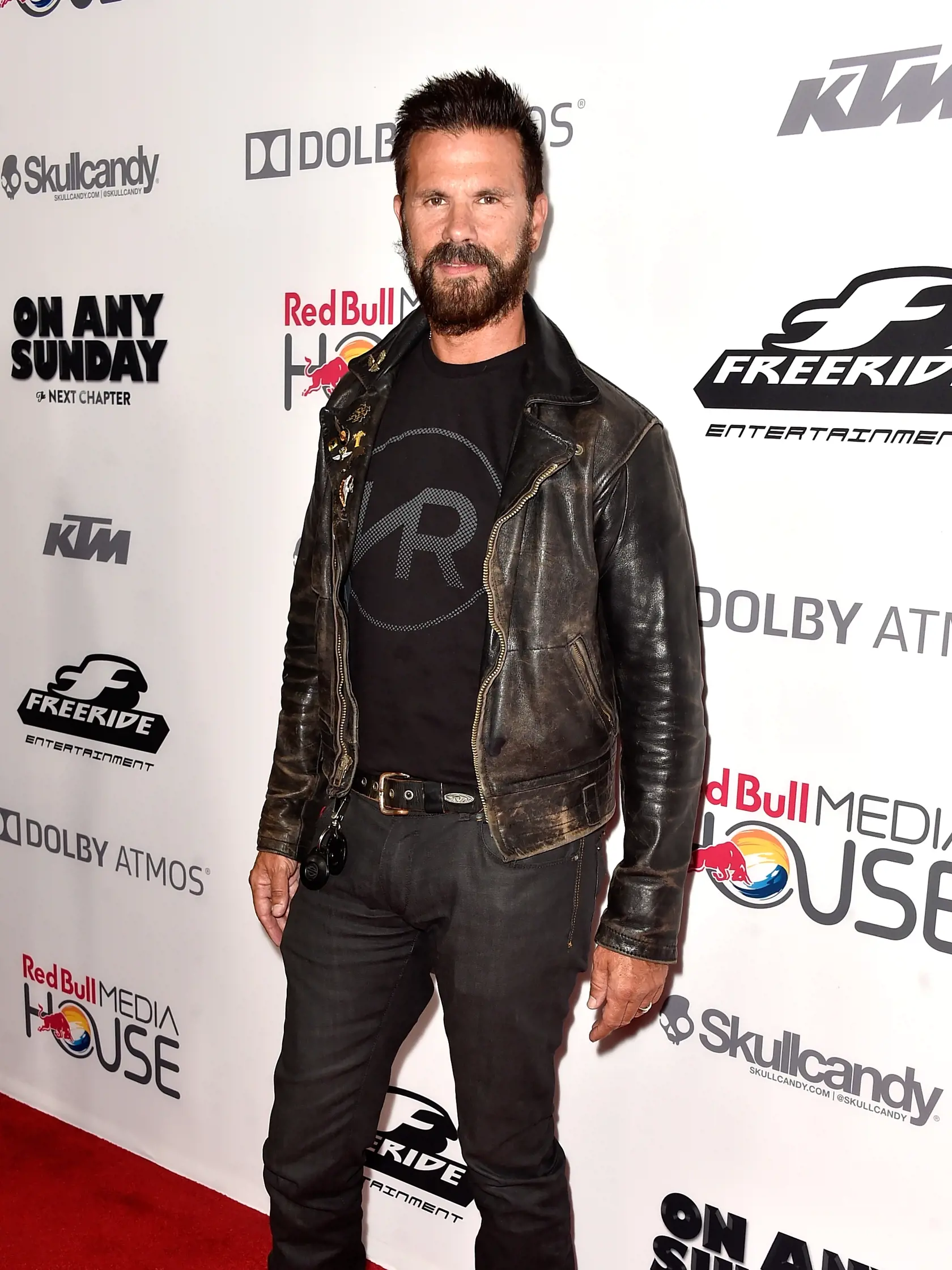 Lorenzo Lamas je prevažne známy ako Odpadlík z úspešného seriálu 90. rokov. Jeho mladučká dcéra momentálne údajne randí s Leonardom DiCapriom.